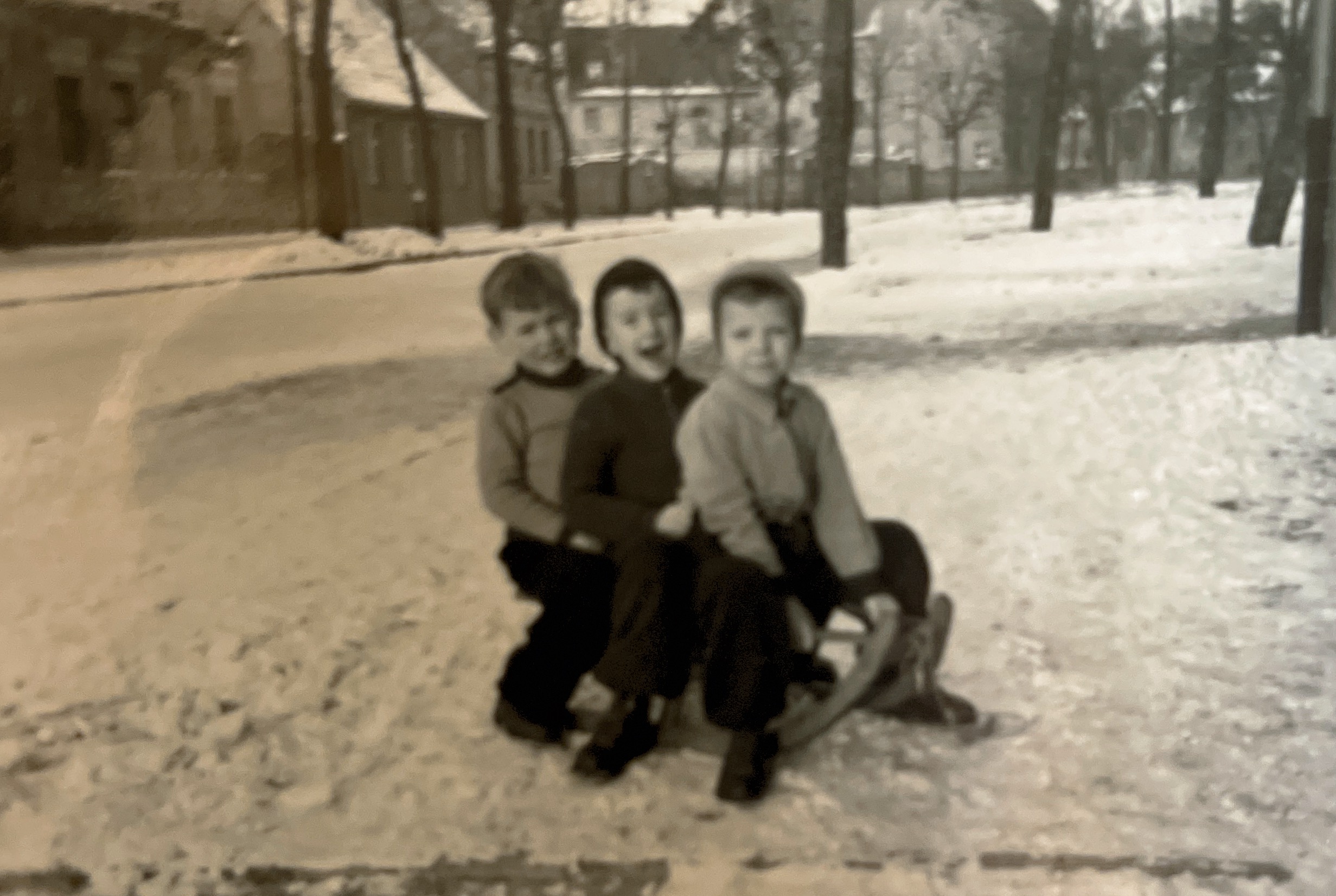Beim Rodeln im Winter 1955/56 am Lutherplatz in Rathenow
