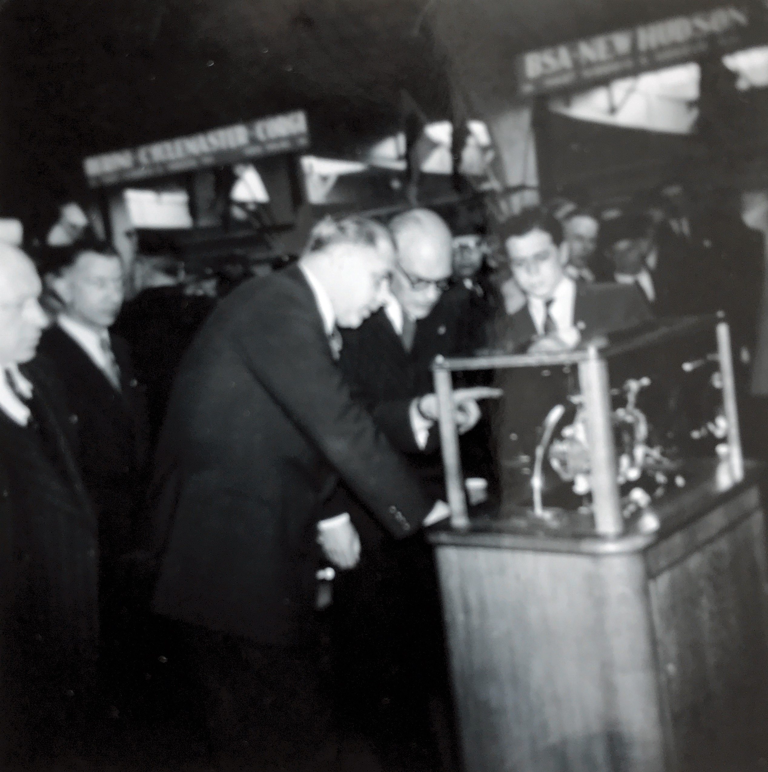 febr. 1951.Lou Franssen met minister Spitzen- Verkeer- tijdens de Rai motorrijwiel tentoonstelling