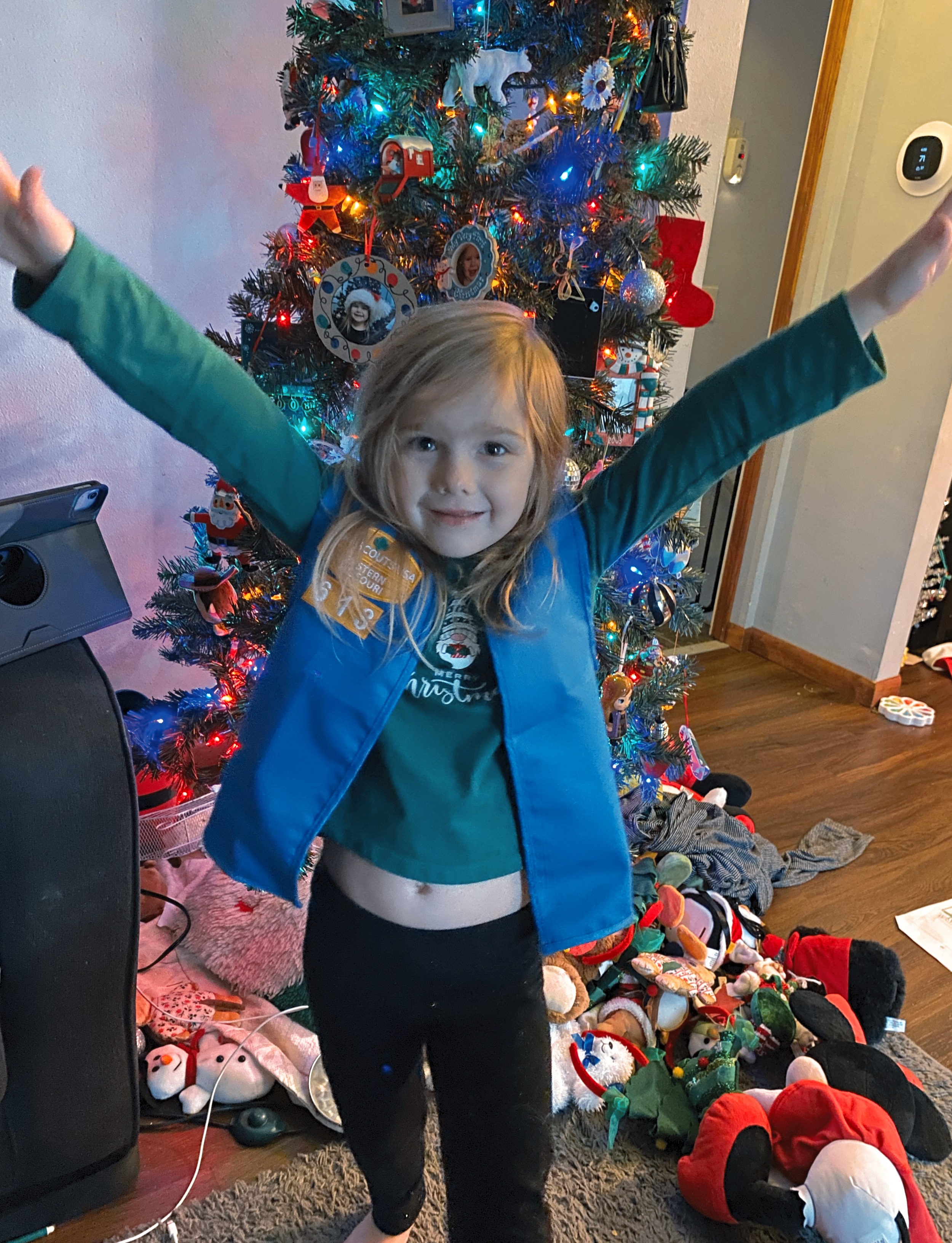 Evelyn becomes a Daisy Girl Scout December 2022