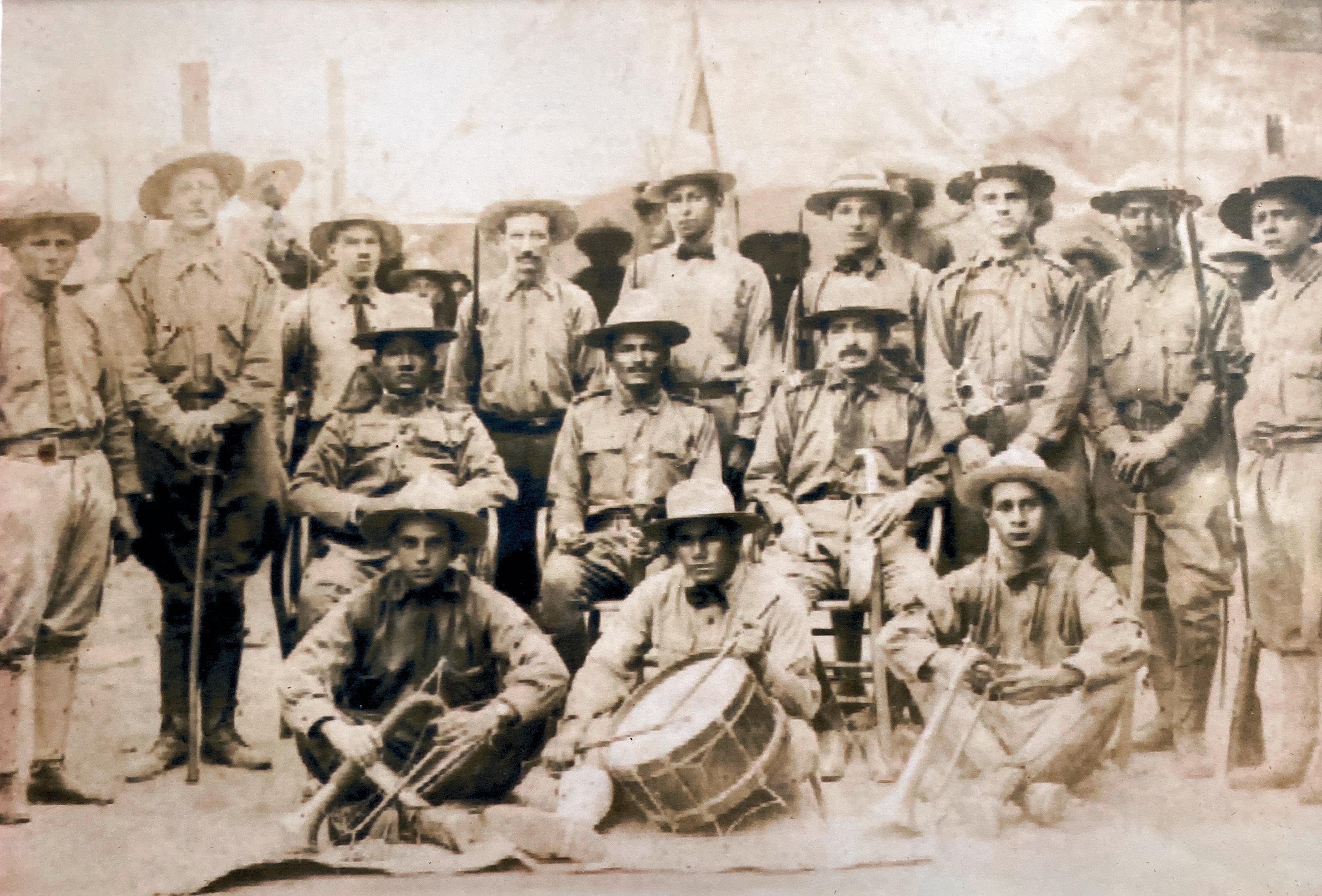 Mi abuelo materno de pie en el extremo derecho junto con soldados de la primera y única guerra entre Panama y Costa Rica. 192-
