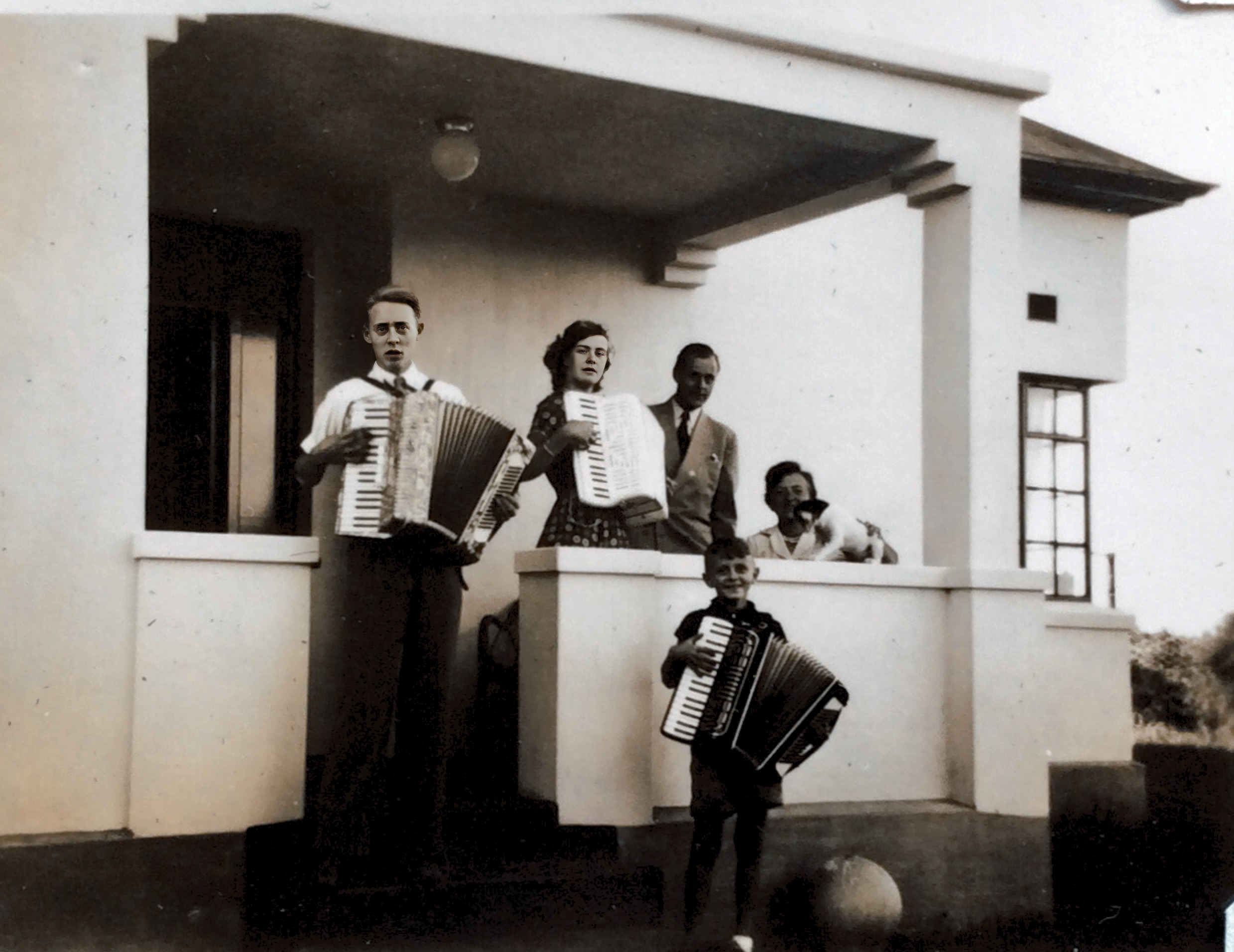 MOSSEL BAY, SOUTH AFRICA ....FAMILY PHOTO AT LANGEBERG FACTORY HOUSE....1954