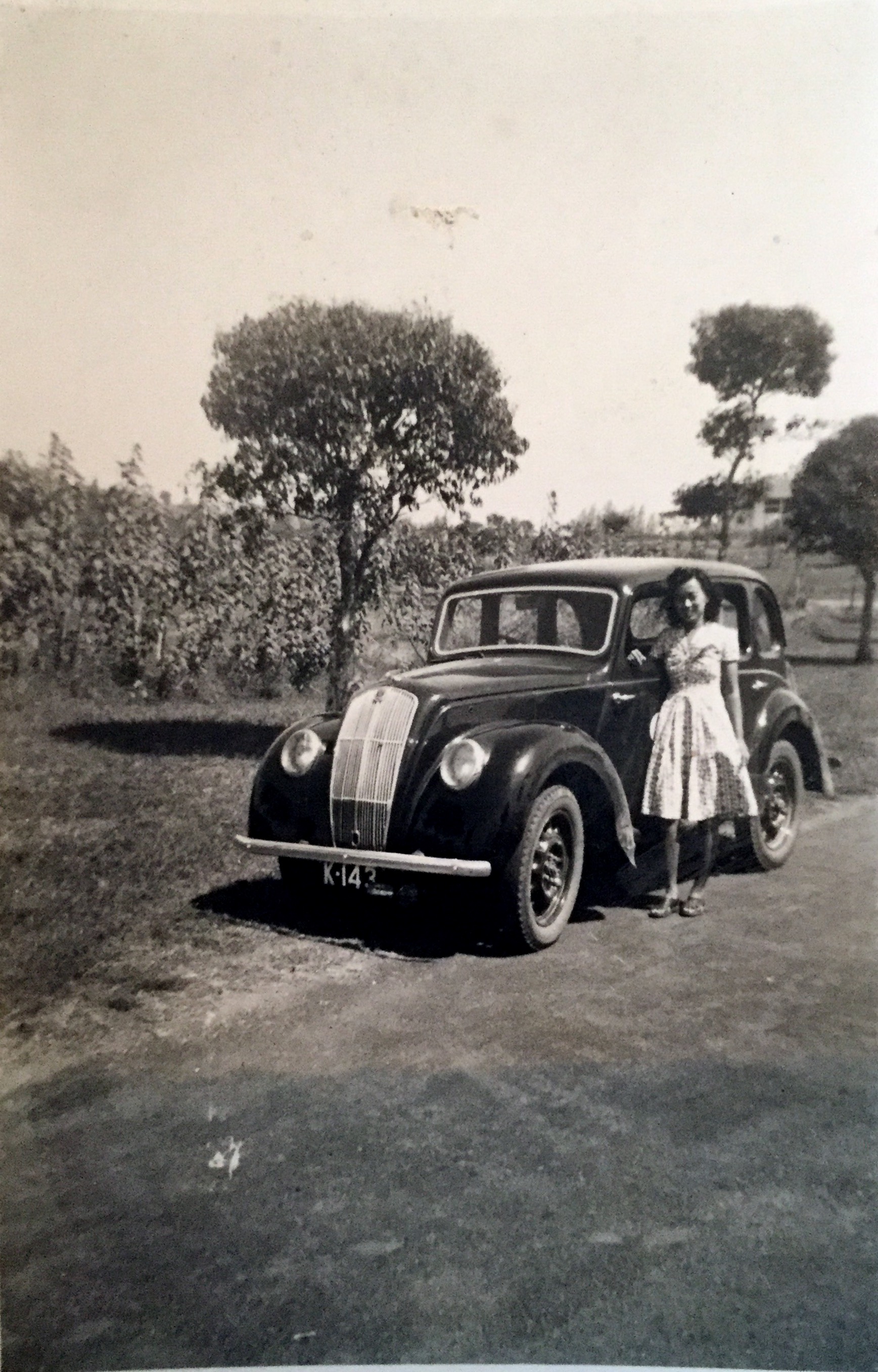 Mam met haar auto. Mam 18 jaar ca 1945 Morris eight series E saloon produced 1938-1948. 