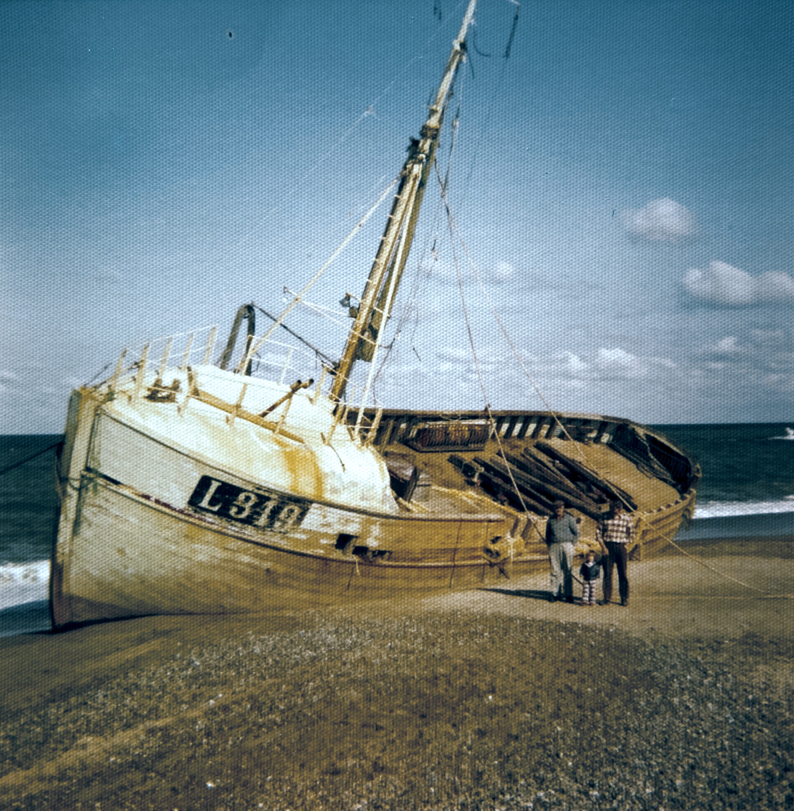 Strandet fiskekutter ved  Vesterhavet ud for Agger i 1974