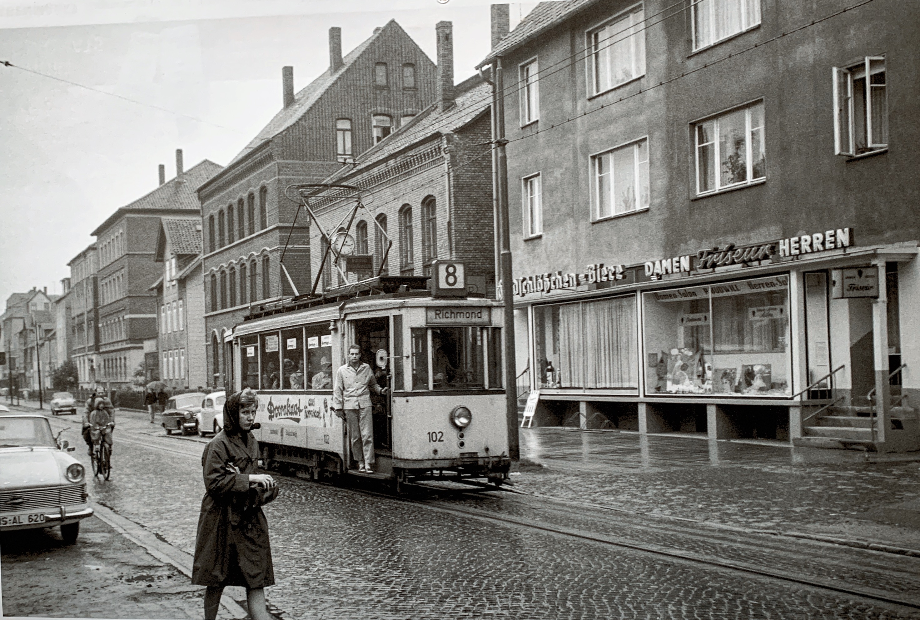 Das Friseurgeschäft gibt es auch heute noch. Als der schon recht betagte Triebwagen 102 die Kastanienallee im Jahr 1963 stadteinwärts befährt, steht die Ablösung der „8“ durch die Buslinie 13 kurz bevor.