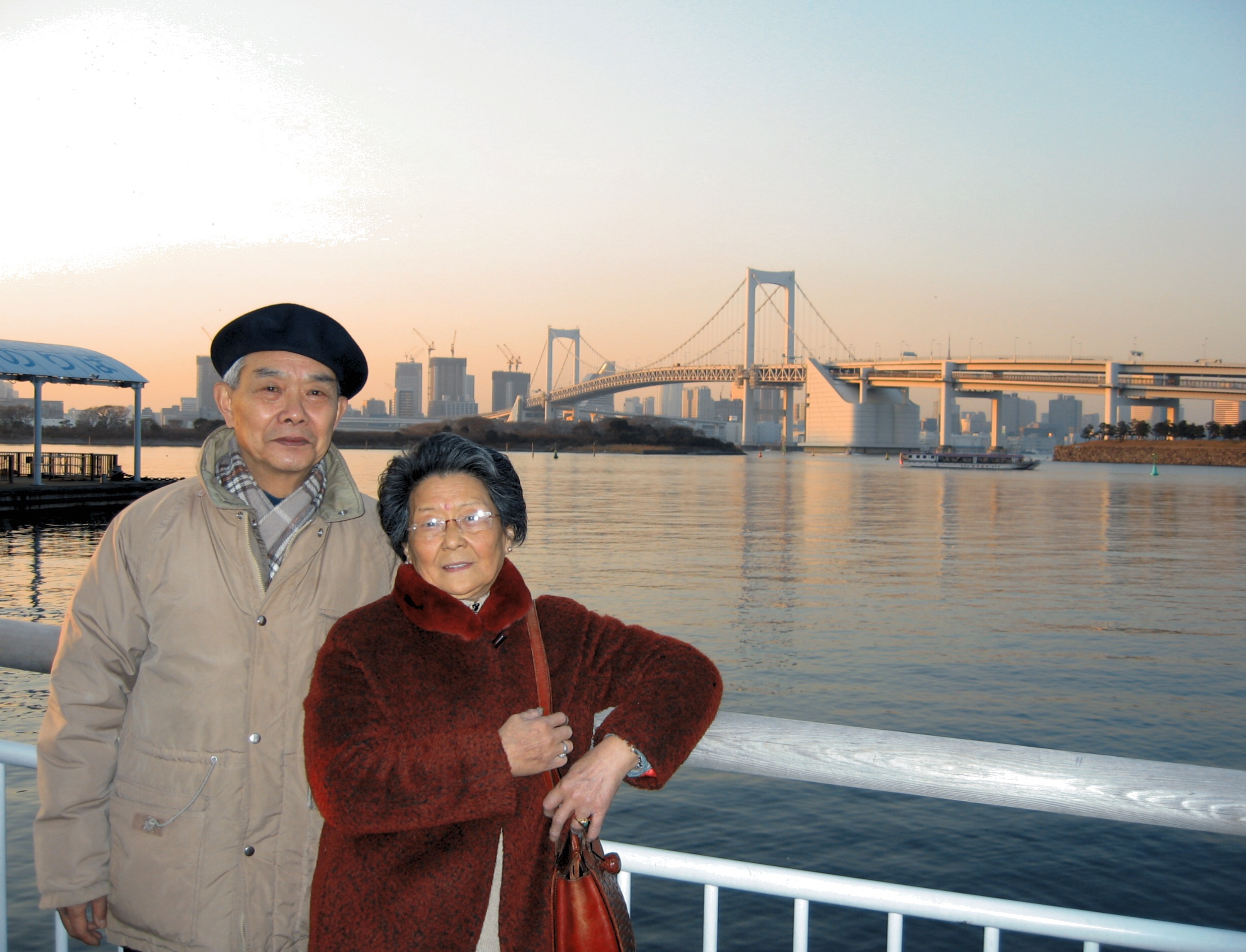 2006年元旦老夫老妻去日本东京弯港一游留念。（71岁了。）