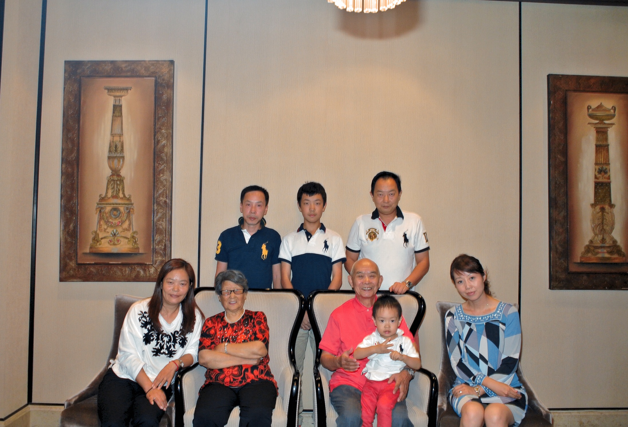 2014年10份儿女们为父母八十大寿星庆贺设宴席祝福三代同堂，有孙子、外孙。全家合影留念。（儿子，媳妇孙子乃日本籍）。（於上海市一酒家摄影留念）。