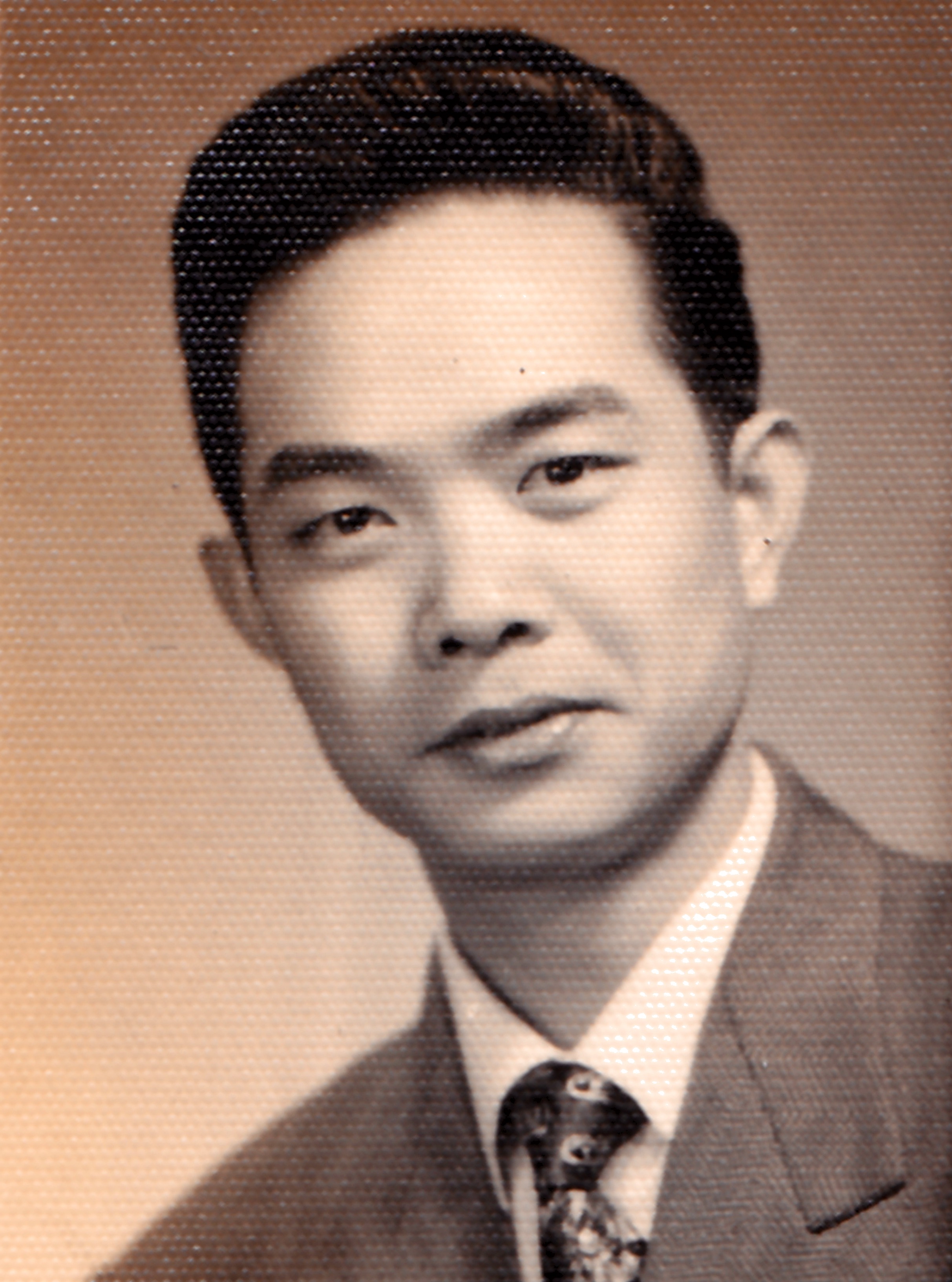 1961年10月份 当时26岁小伙子。受聘於上海市长江光学仪器厂任光学仪器设计工程师，设计显微微镜1000倍。