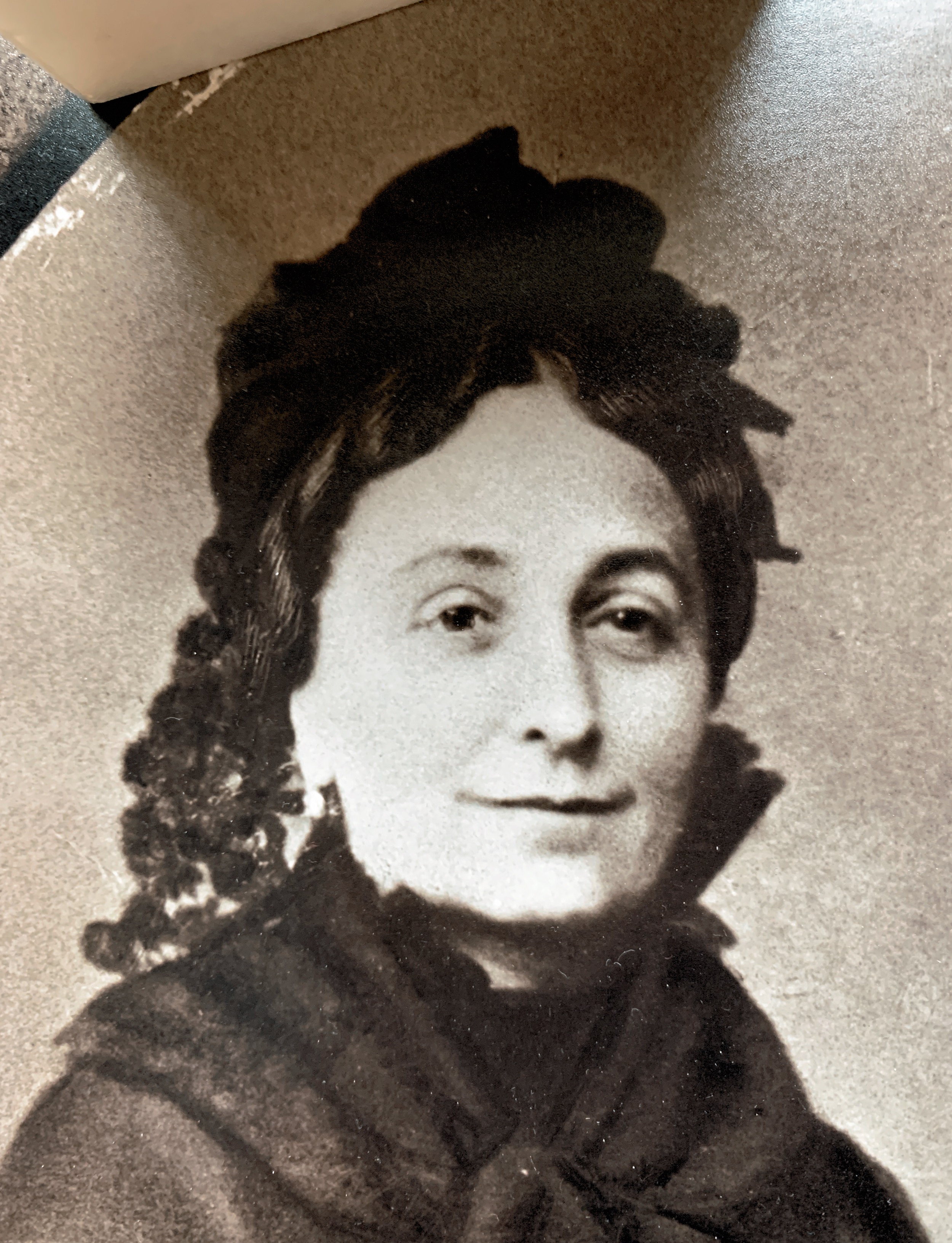 Josèphe Bertrand Tourte, dite Mathilde, épouse de Louis Marchant.
La photo date de 1888 environ 
Mathilde est morte en 1889.