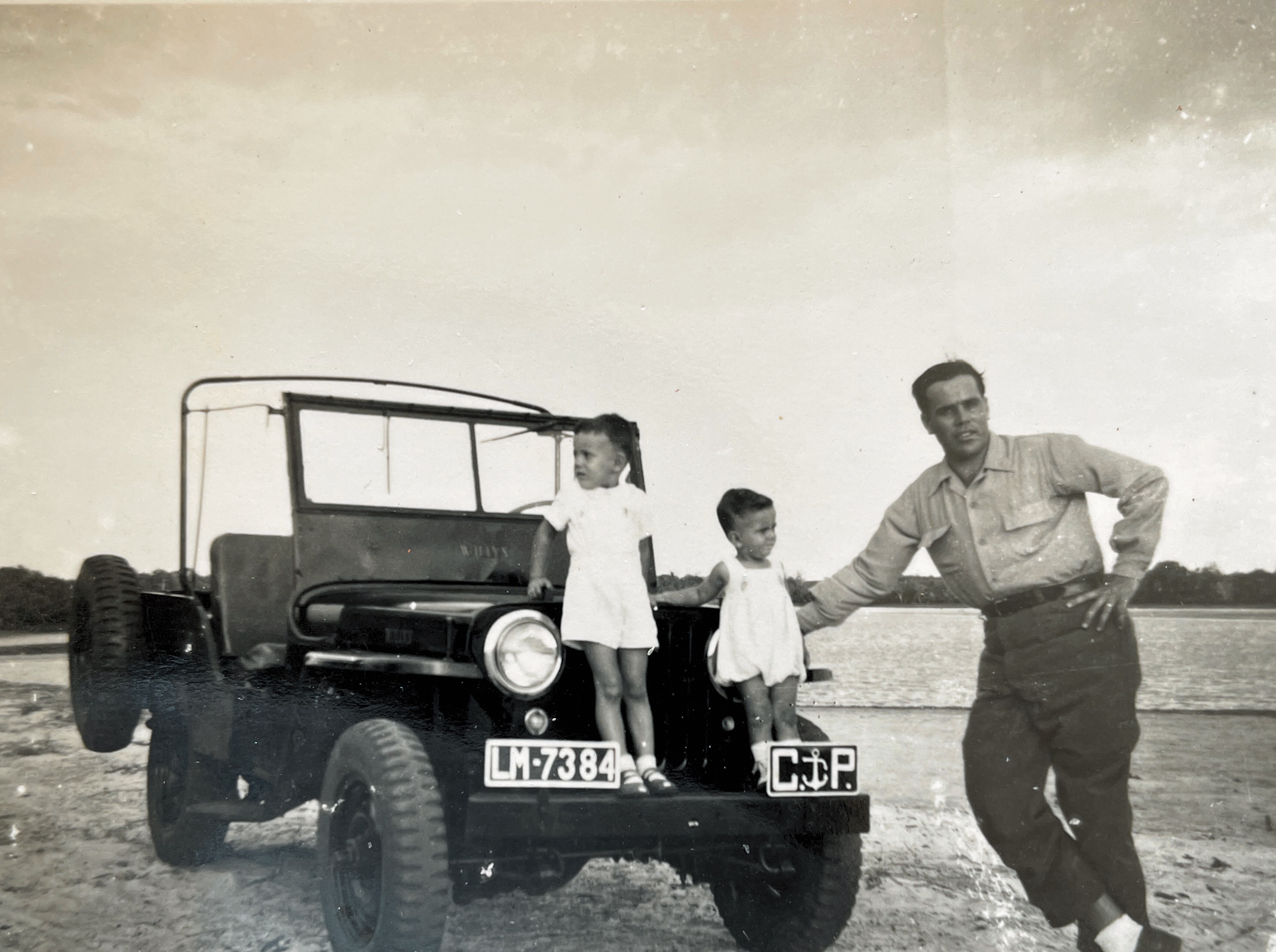 1955 em Ponta Caldeira Zé o Bra e o pai Jeep willys da Capitania