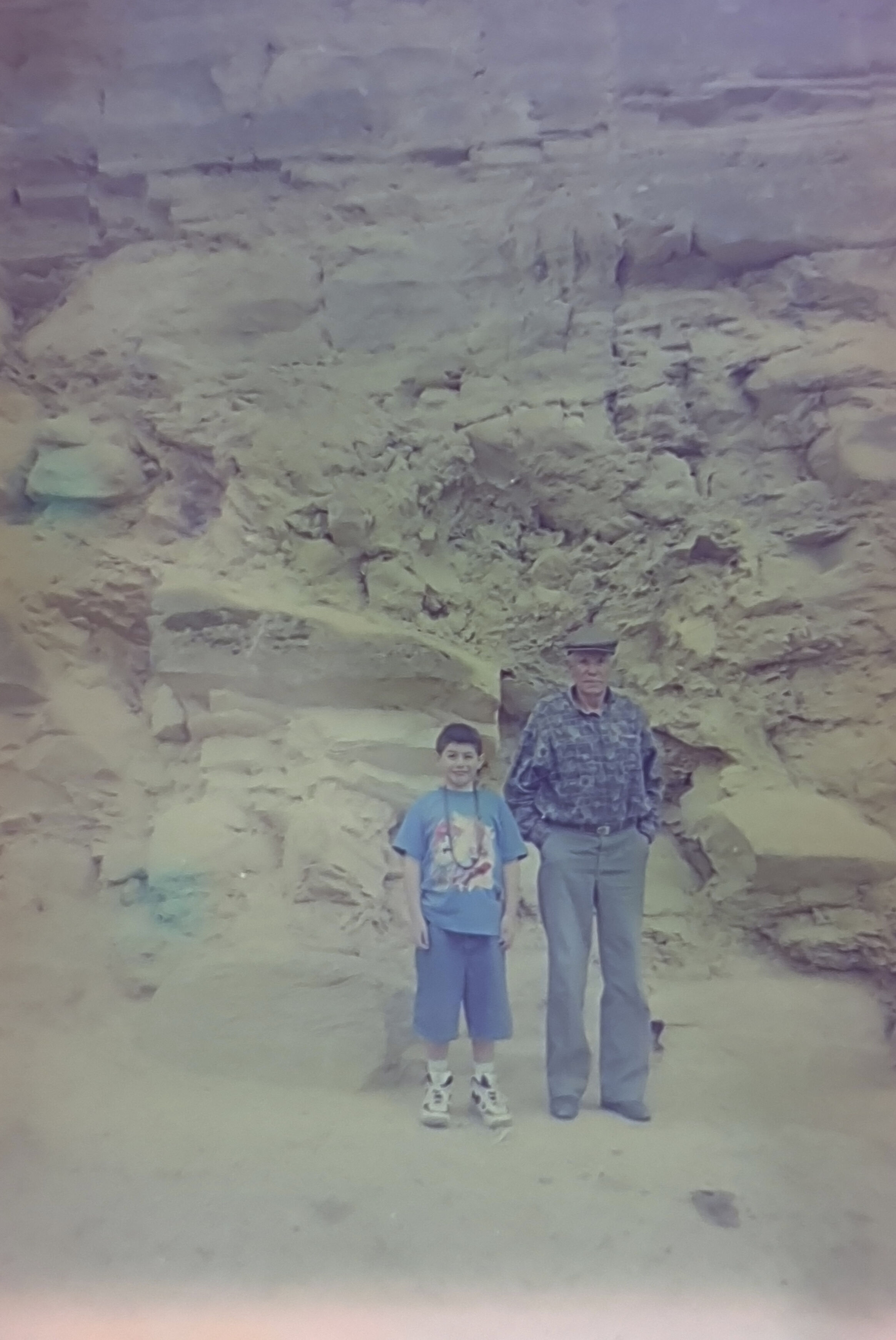 viaje a Tingo ,amazonas foto de mi padte con su nieto alo 2000