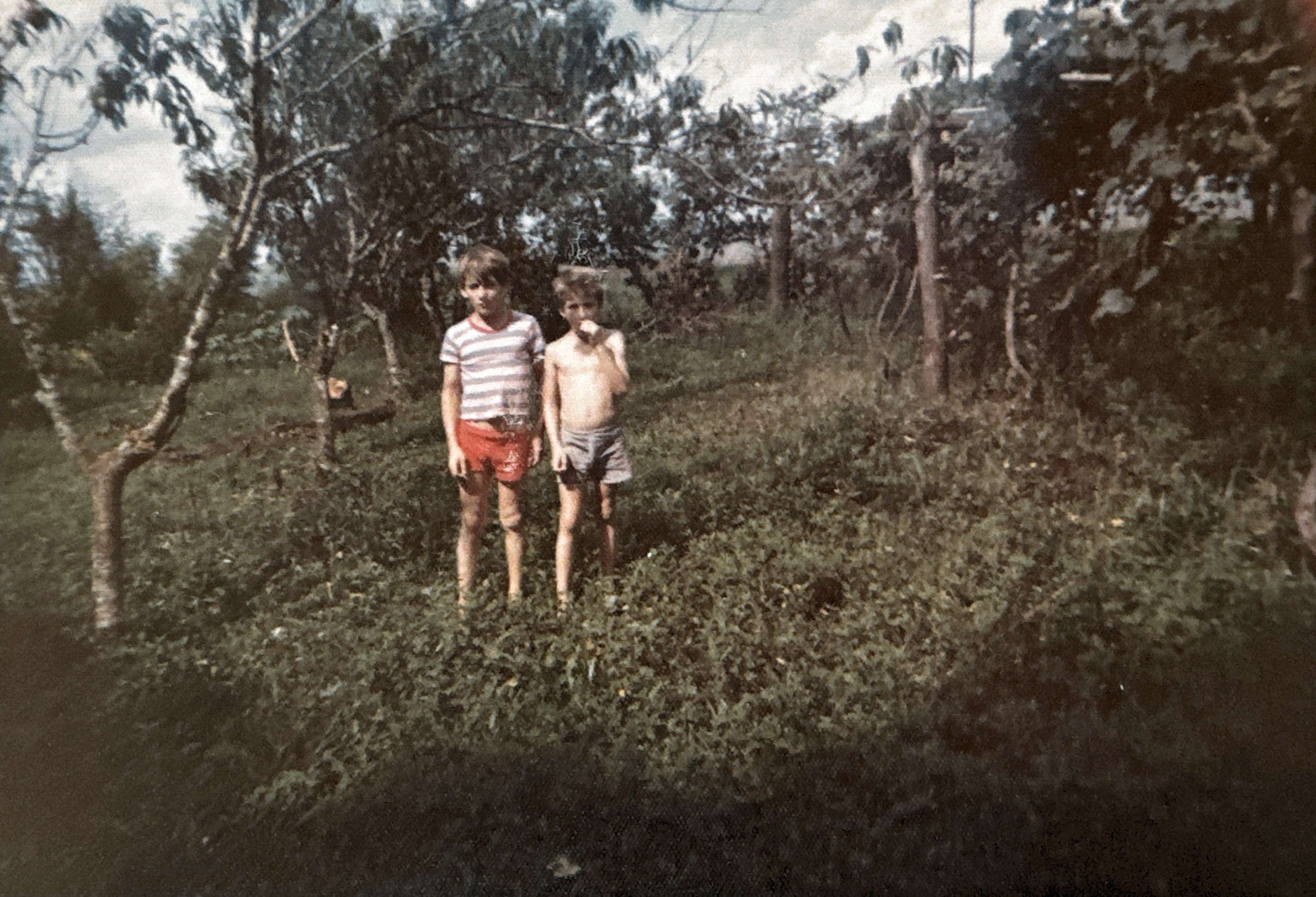 Eron e Chará, aproximadamente 1973, na chácara onde vivi minha primeira infância.