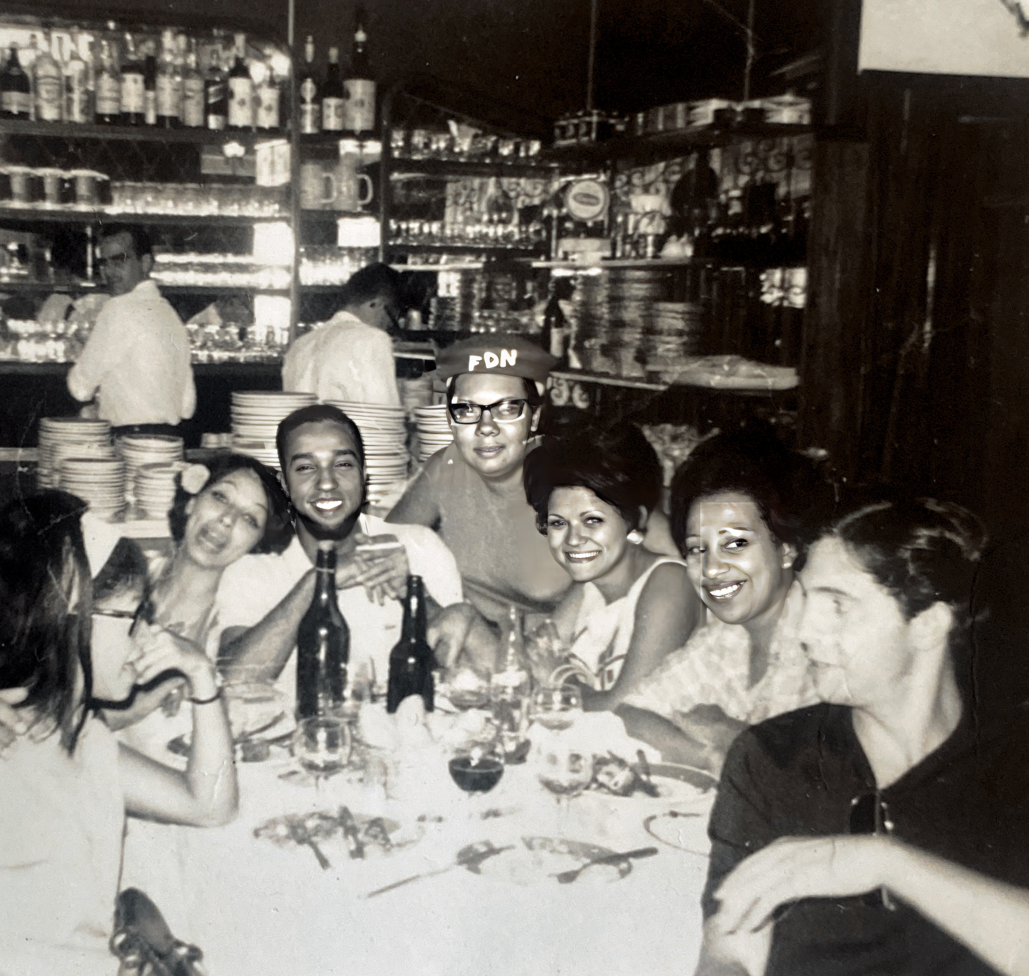 1968 - Comemoração por ter passado na faculdade UERJ. Grupo do Hélio Alonso, vendo-se Prof Carrão e a irmã da Lucia- Maria Julia