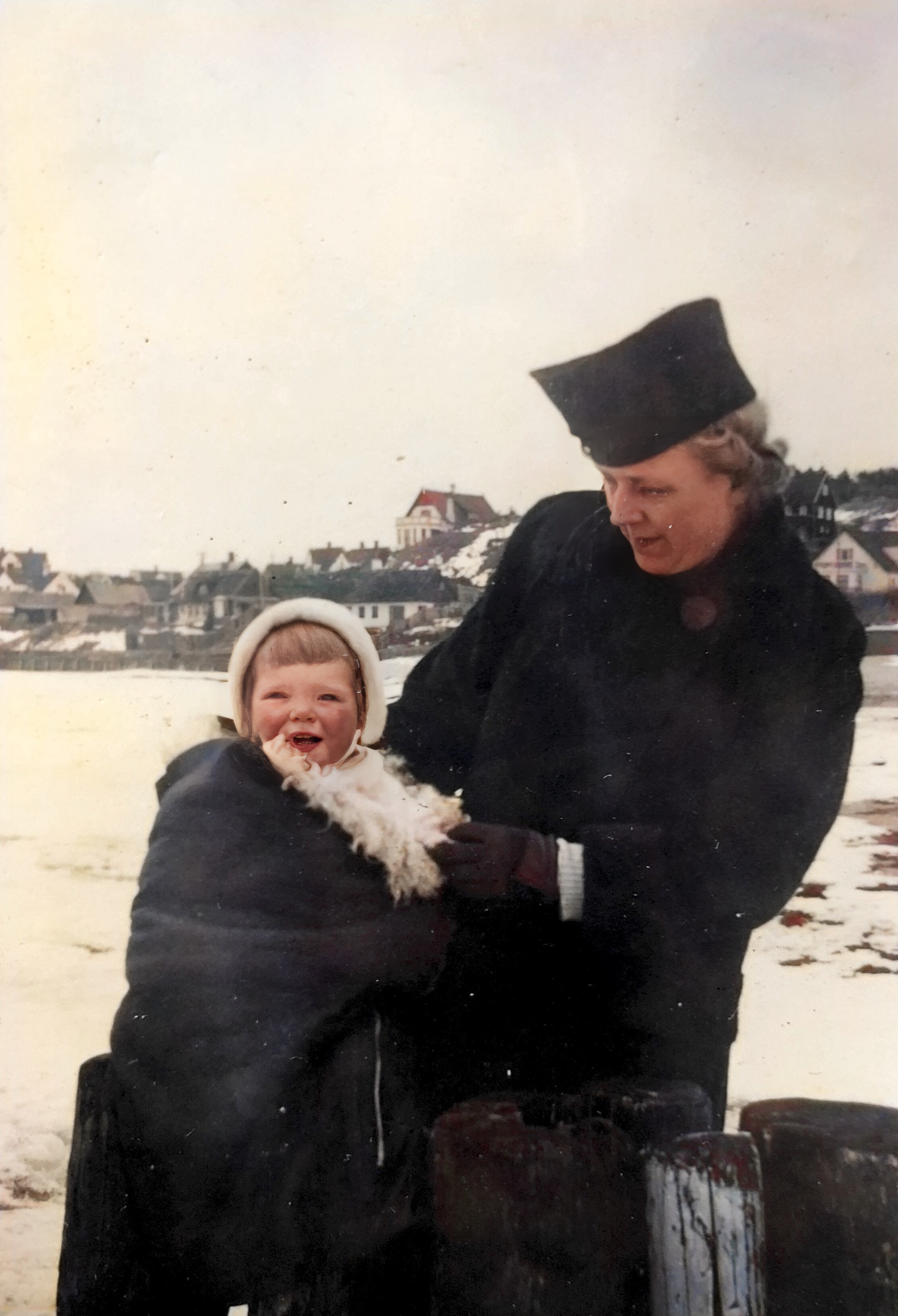 Ingeborg Jørgensen med Kate…i Tisvildeleje formentlig i 1939