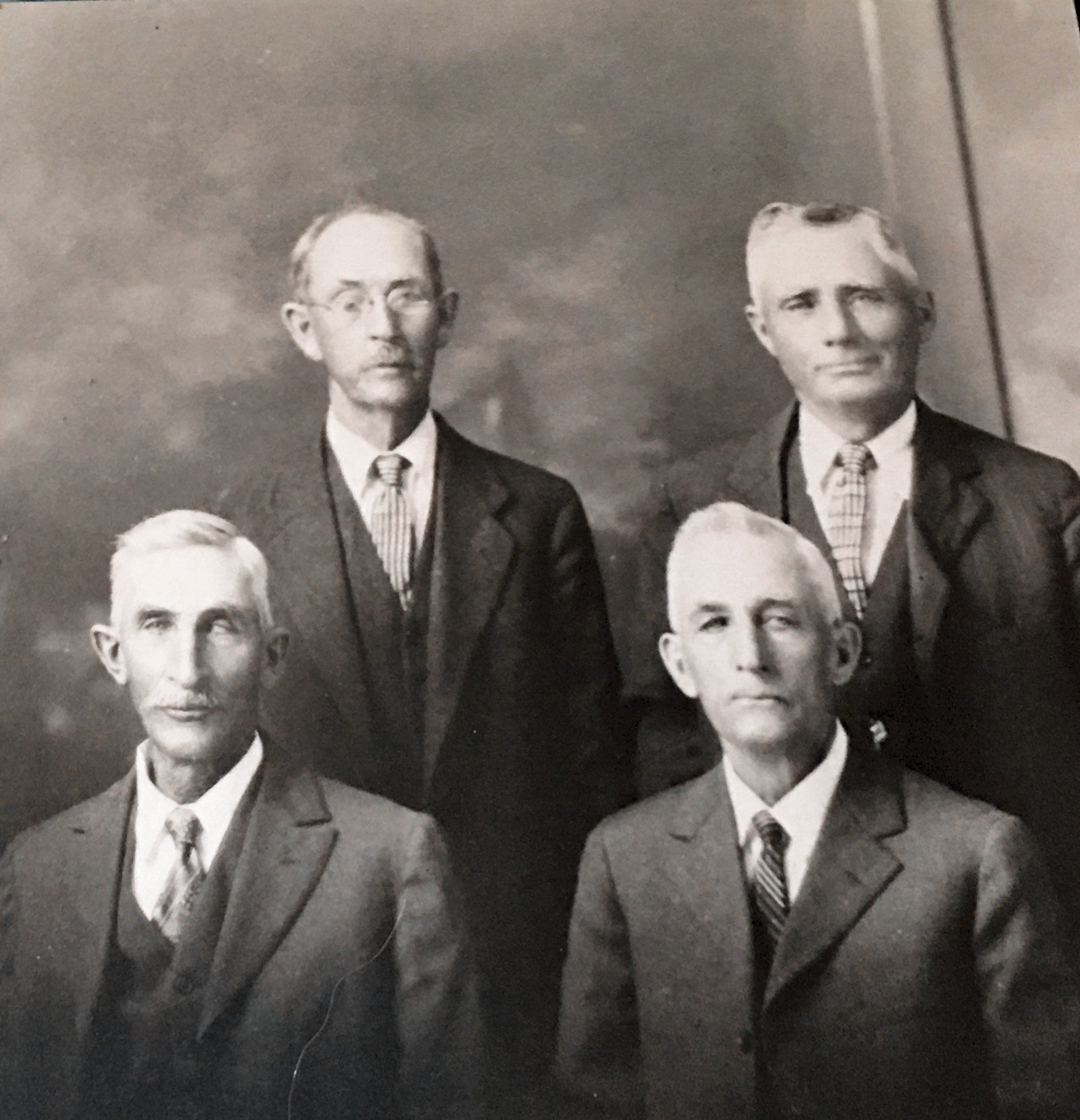 Brothers - bottom row left side my Great-grandfather Bill
Picture taken in Fairbury, Nebraska
Bert Howard born 1862 in Ohio