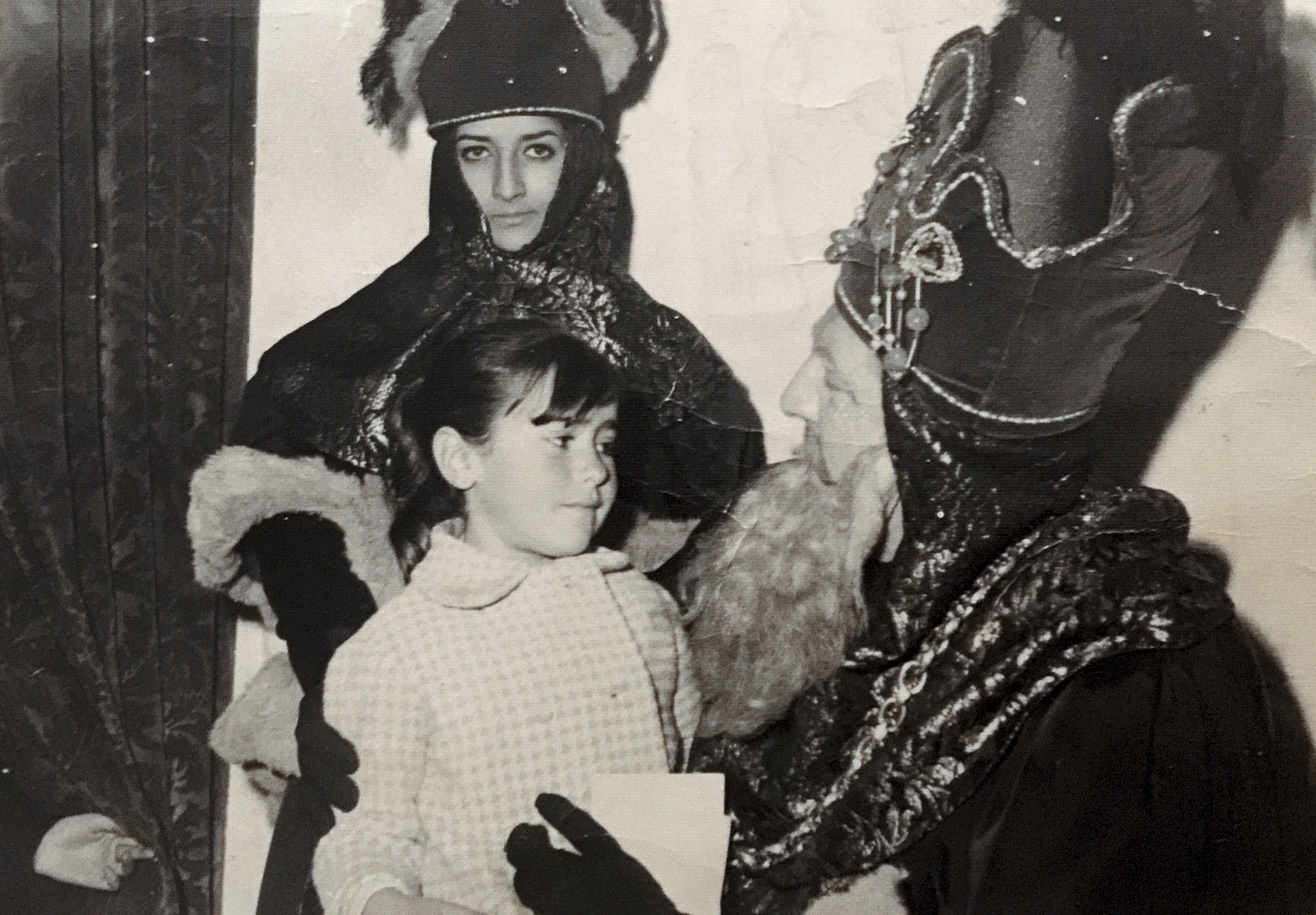 Visitando a los Reyes Magos de Oriente en la capital de Madrid (España) Navidad 1964-1965