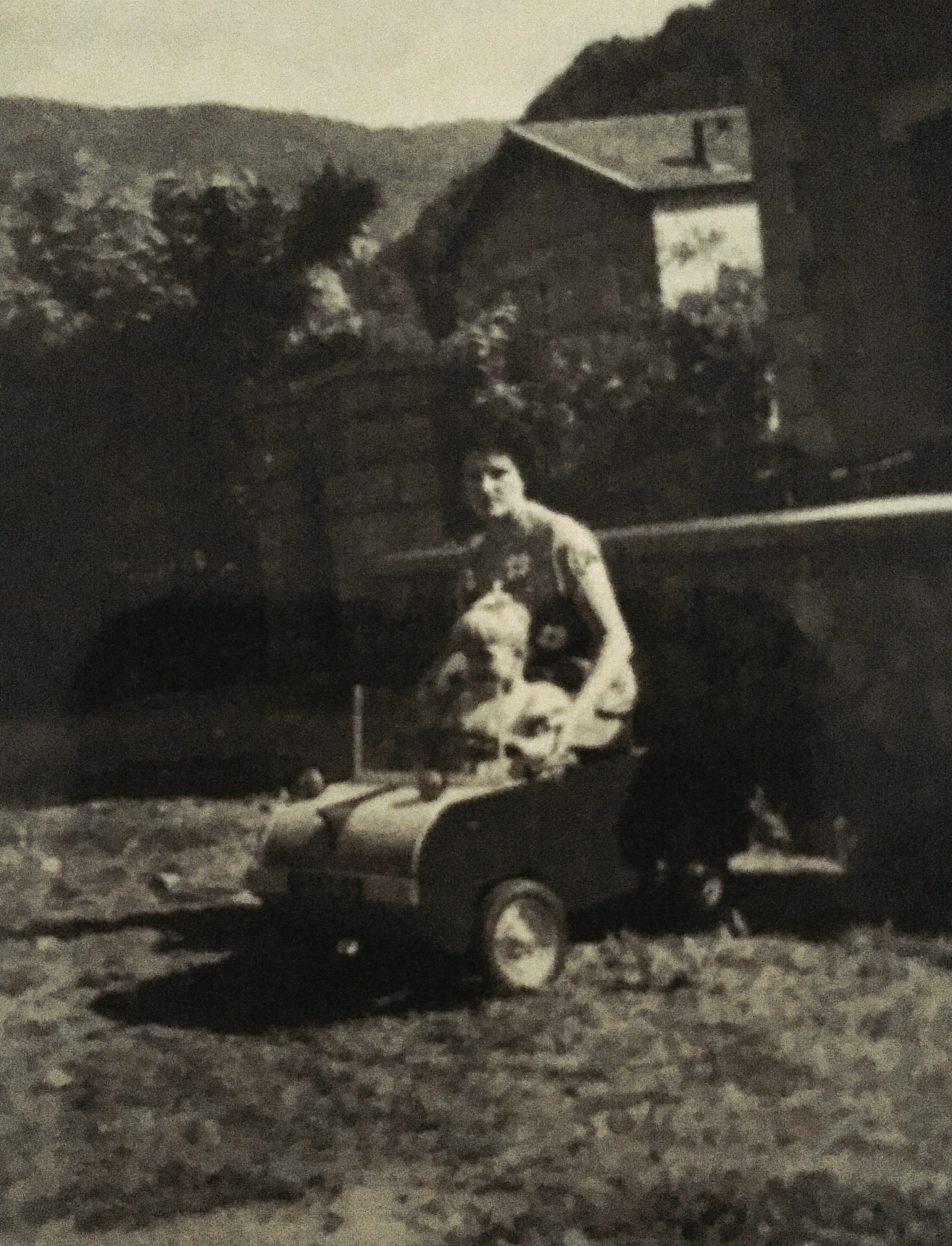 La toute première et unique voiture de ma vie. Voiture à pédale en bois fabriquée par mon papa Jacques Gaillard. Année 1952 à Savignac les Ormeaux dans l’ariège (09)