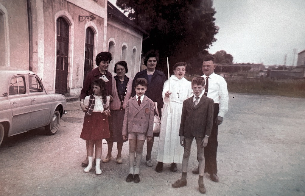 Communion de Patrick Nerondes 1963 tata guitte  mamie Blain tata Marie Patrick papa phiphi Michel et Loulou