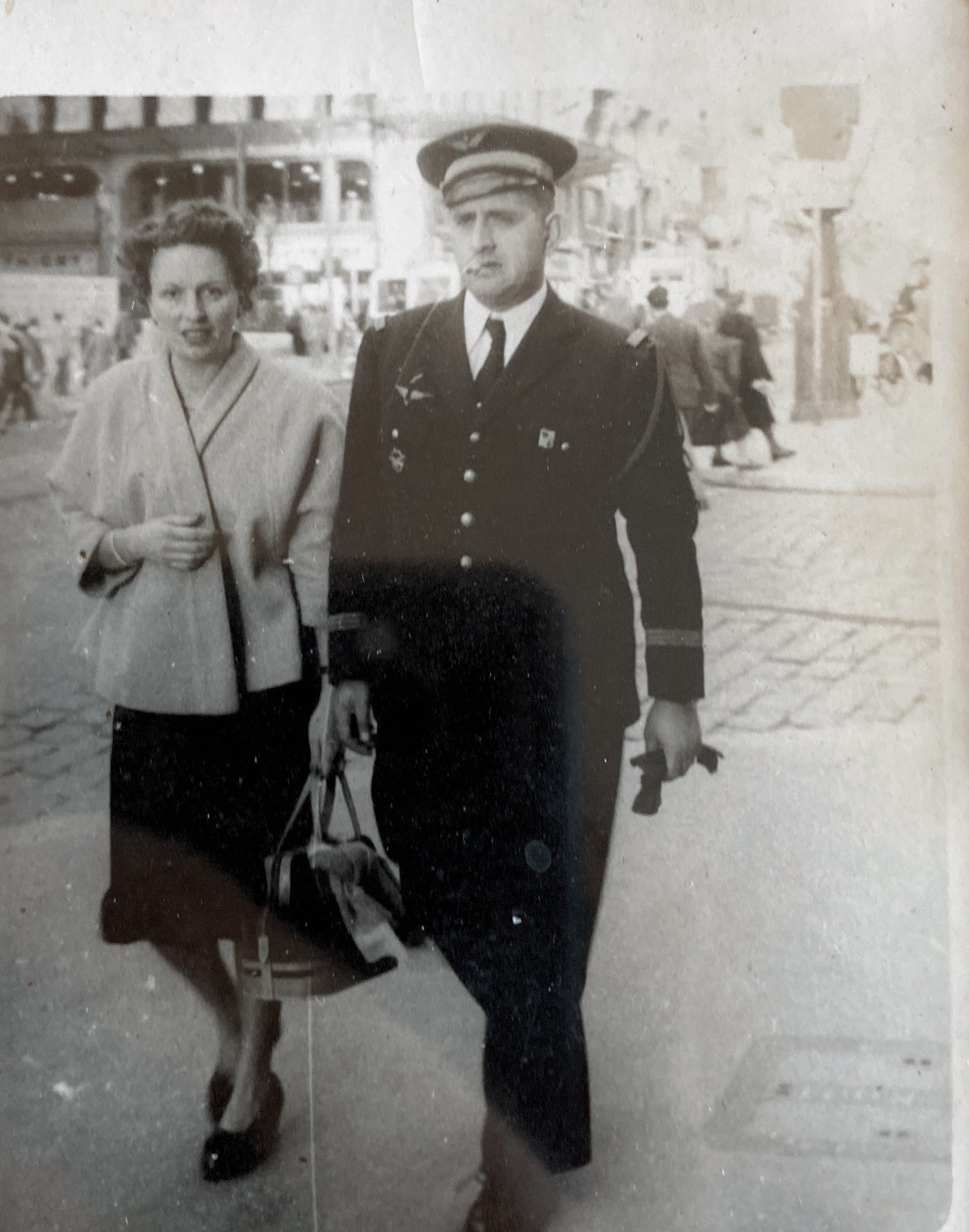 Novembre 1951 Jacques Renard et son épouse vers l’embarquement sur le Félix Roussel en partance pour l’Indochine. Photo prise sur la Canebière 