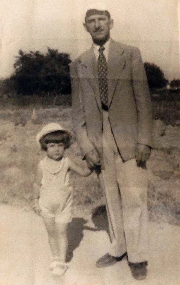 Finca abuelos 1956 papá y yo