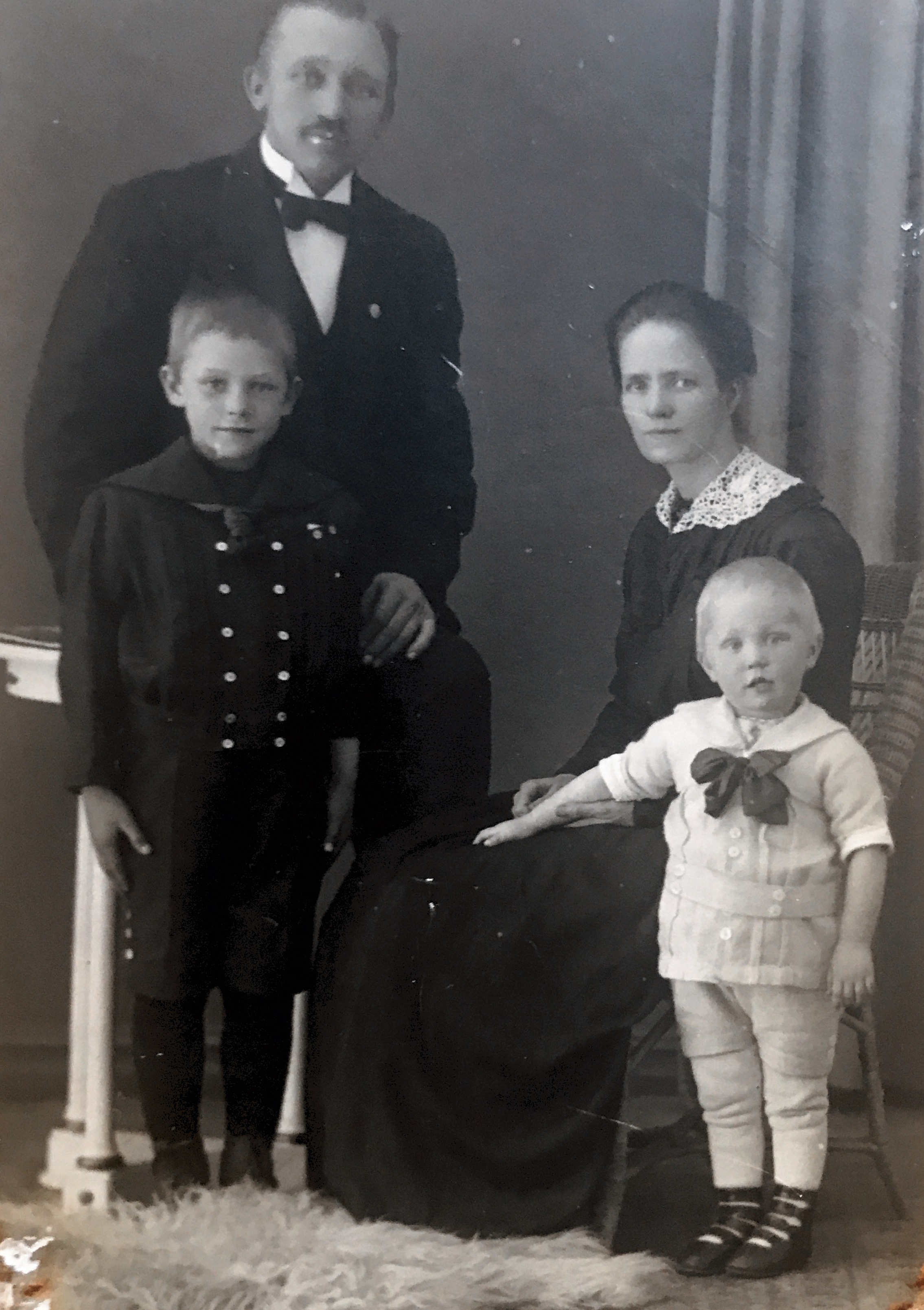 Bestefar Nils Brattli, bestemor Anna, storebror Henry og lillebror Arnold, min pappa. Bildet tatt ca 1920