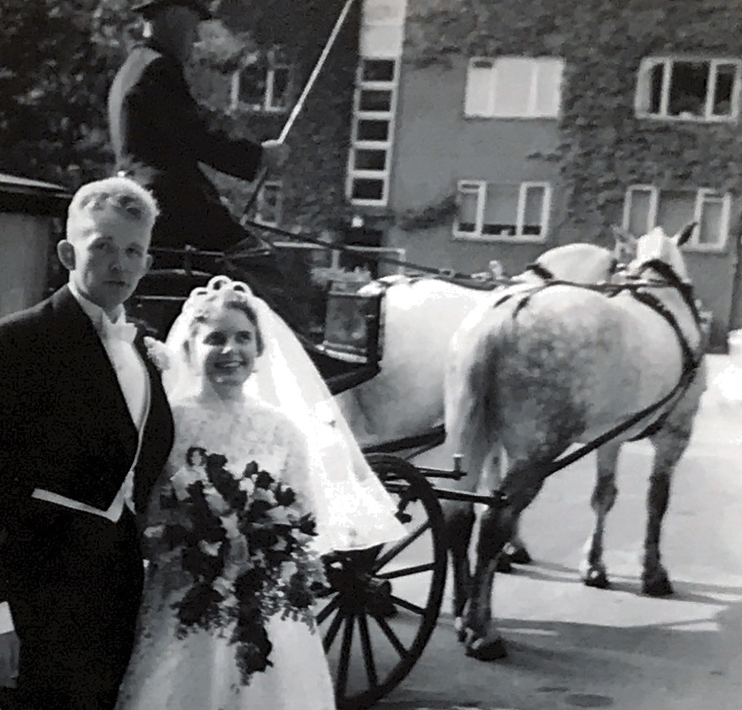 Mor & fars bryllup 13/6 1959 blev hentet fra Markus kirken og kørt i hestevogn til Rosengården, hvor festen blev holdt med Mors forældre.