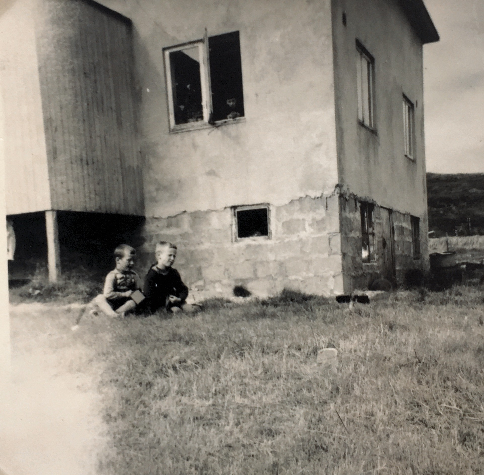 Johan og Magnar Jensen utenfor huset på Lilleng- 1955