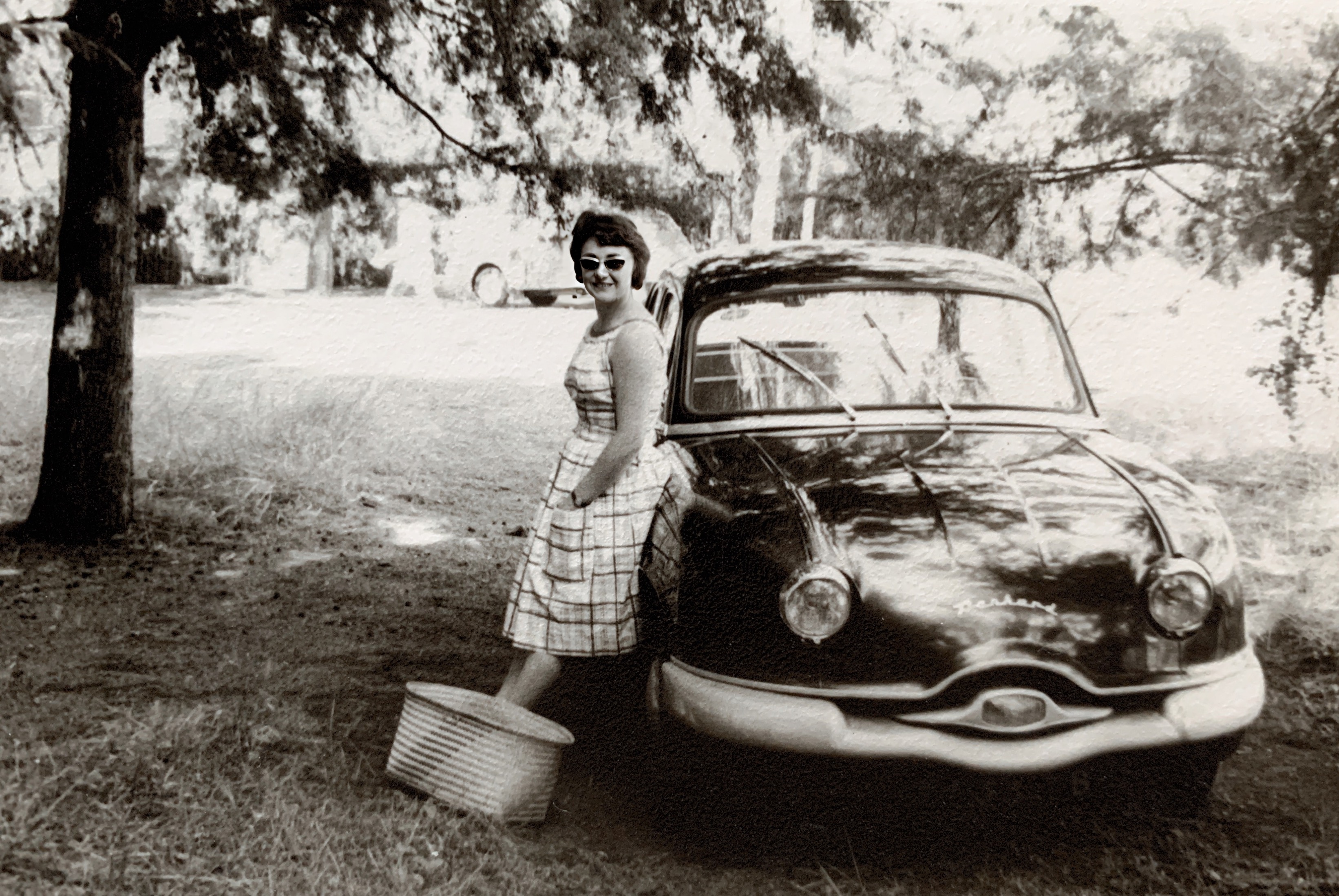 1962, à Madascar. (Antsirabé), ma mère fière de sa Panhard. Une rare voiture circulant au milieu des zébus.