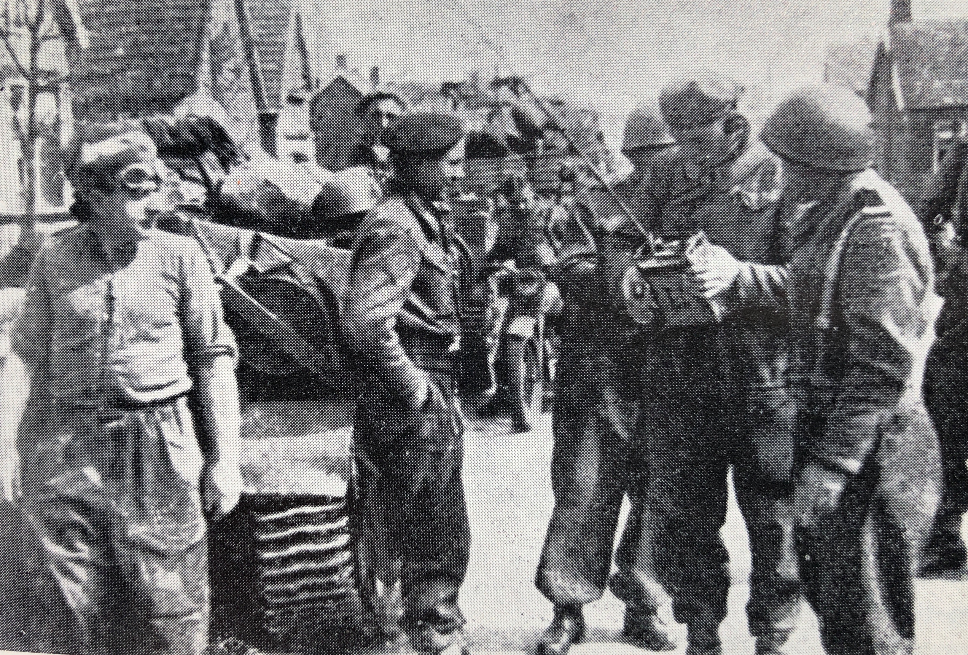 Poolse soldaten bij de bevrijding van Onstwedde op 12 april 1945 in de Luringstraat