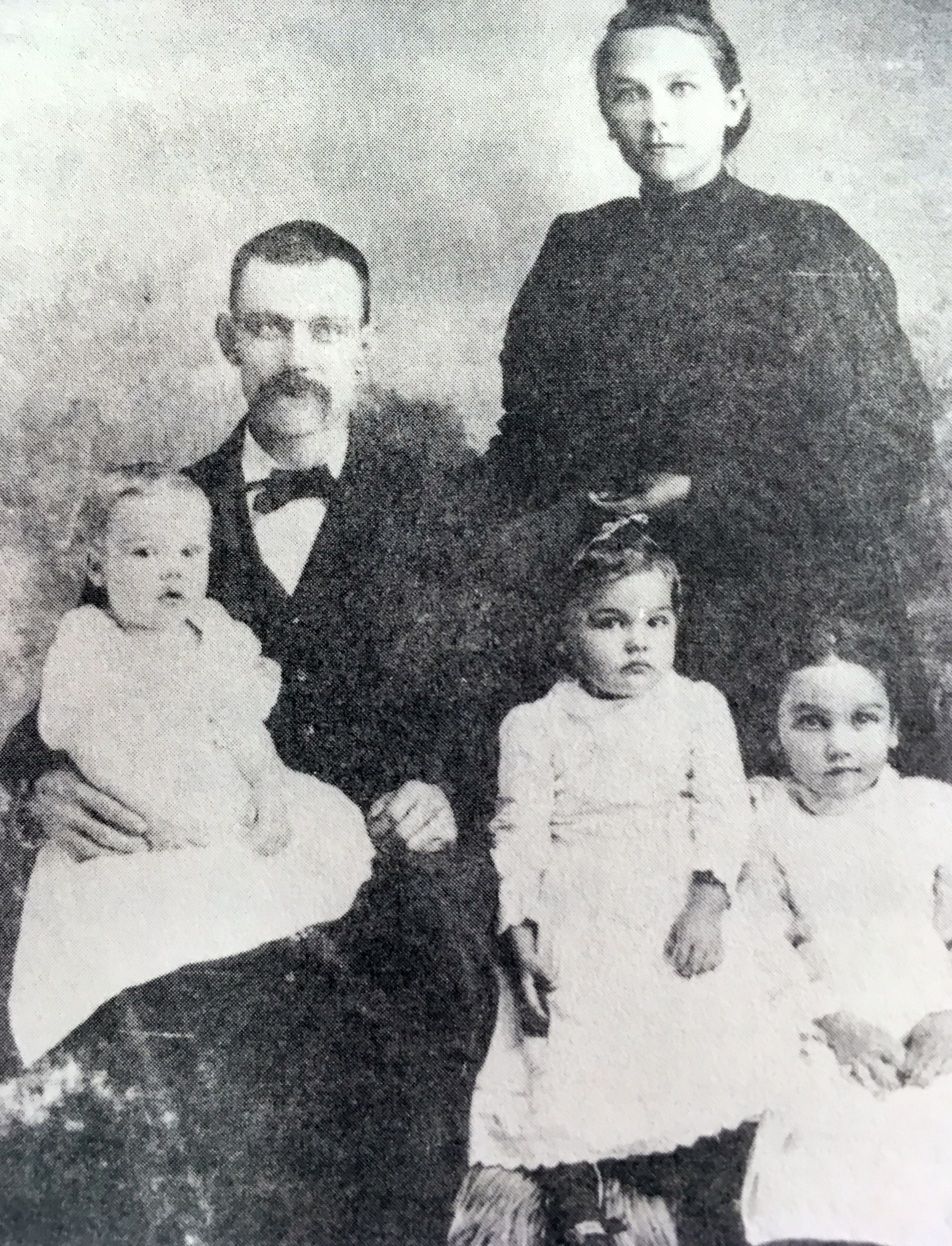 John Lee Hutchens and wife Rosie Quillin Hutchens with children at Alvarado, Texas 1895
