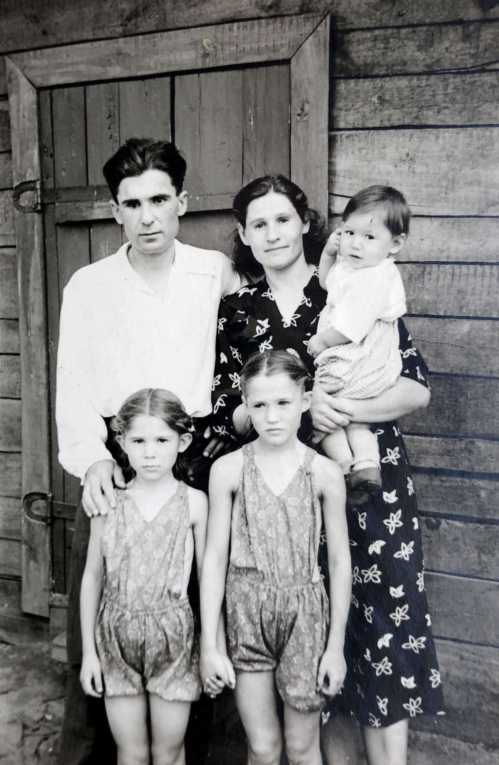 1956 год семья Третьяковых 
Дмитрий Анна Валерий Нина Людмила