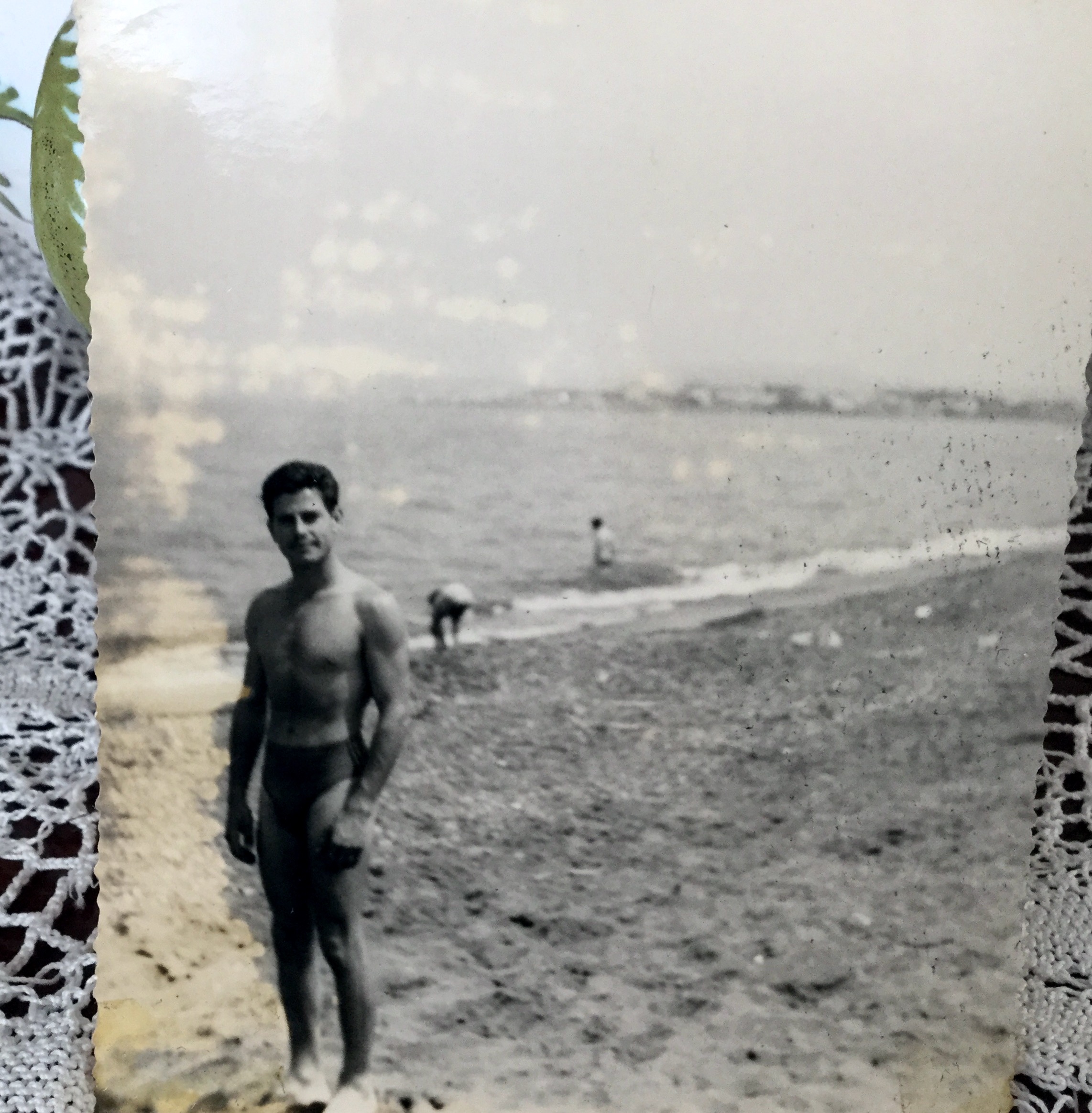 Derrière cette photo c'est Claudet sur la plage d'Hussein-dey en 1961....!