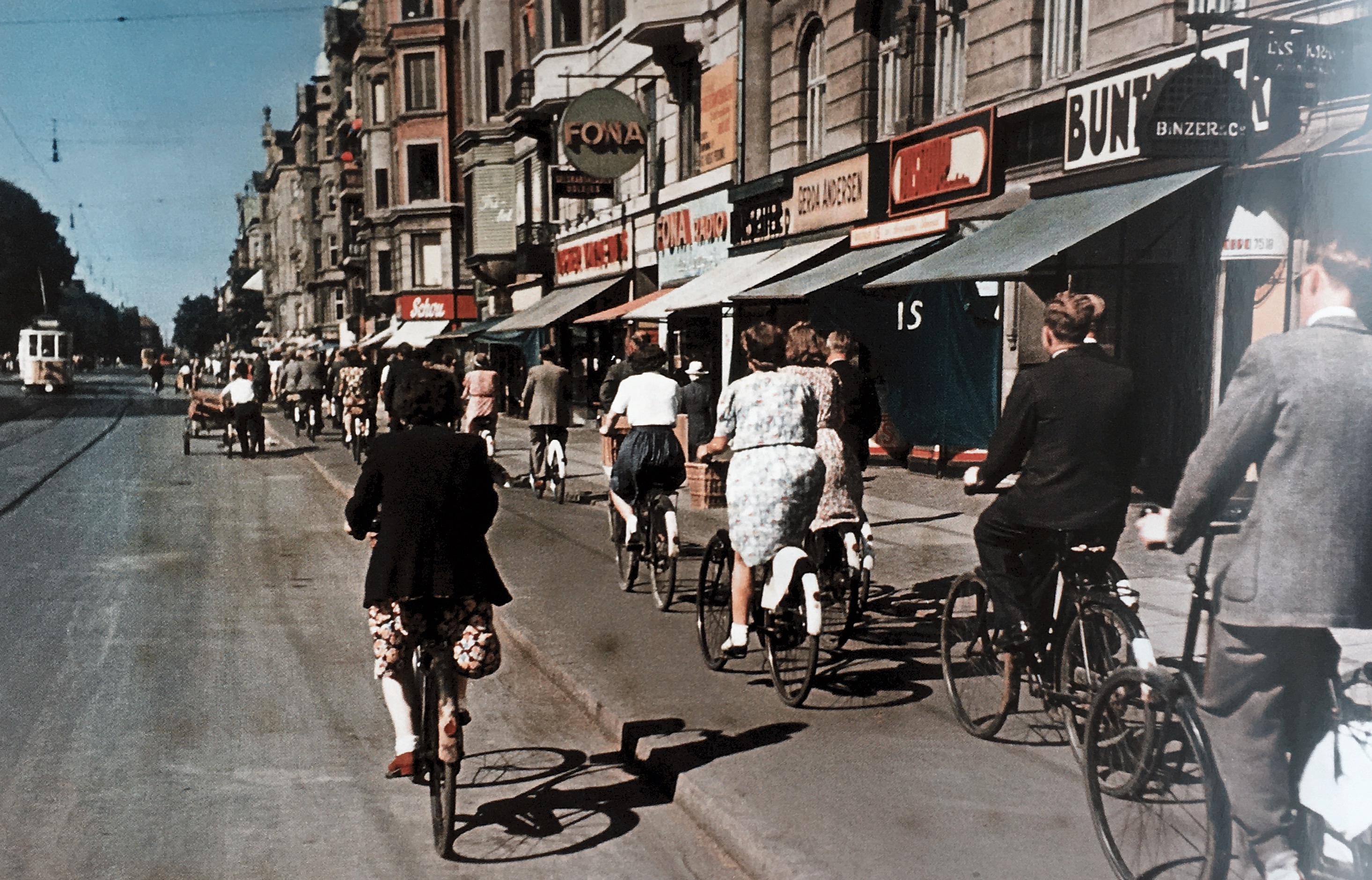 Østerbrogade, København, Cykelister, Sommeren 1943. Walter Frentz.