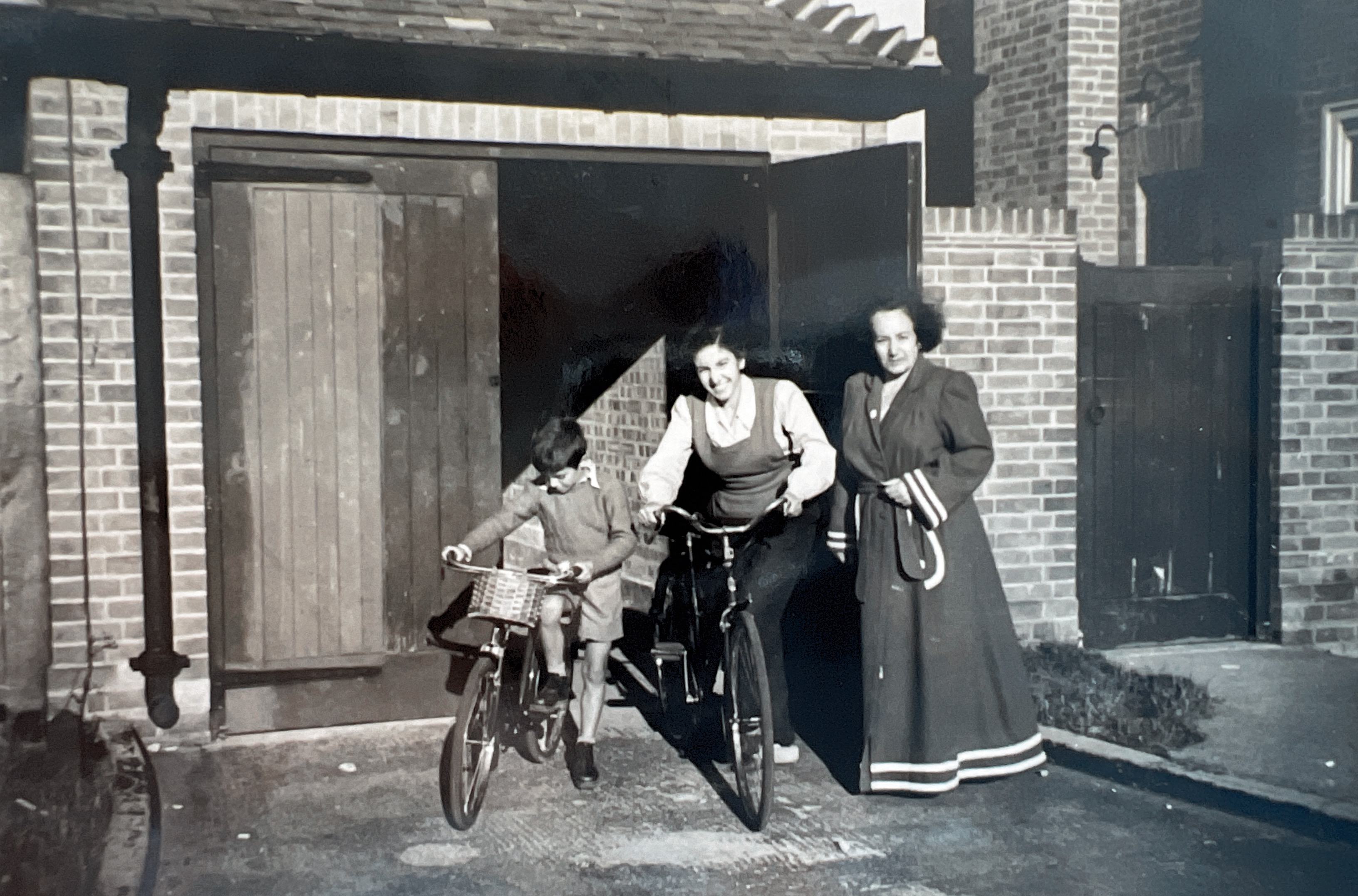Devant notre garage Aout 1949