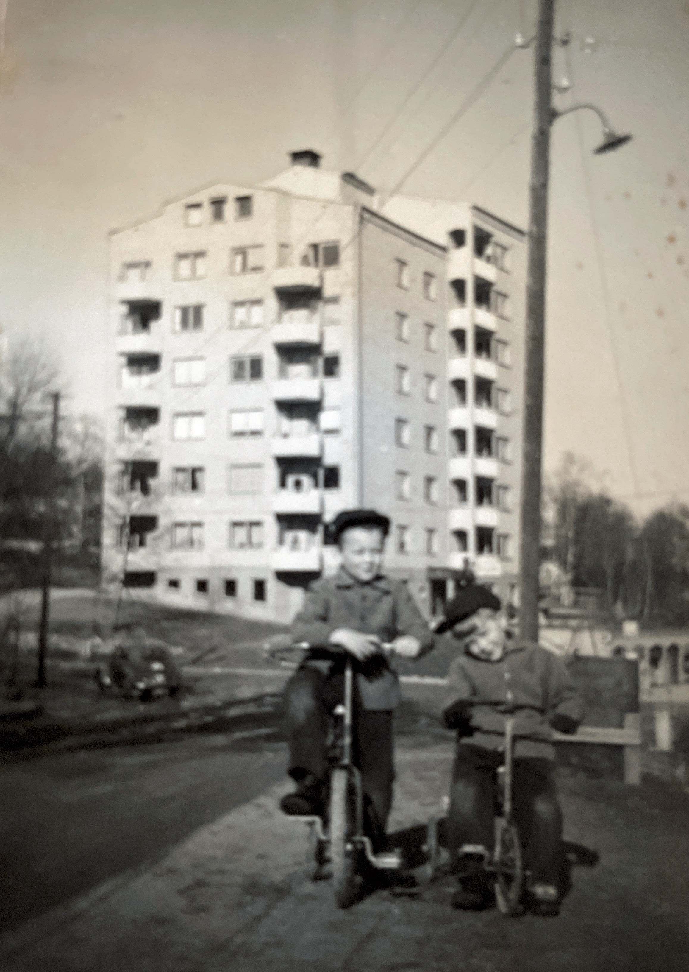 Bo och Ulf vid Mariekällgatan 14  år 1954