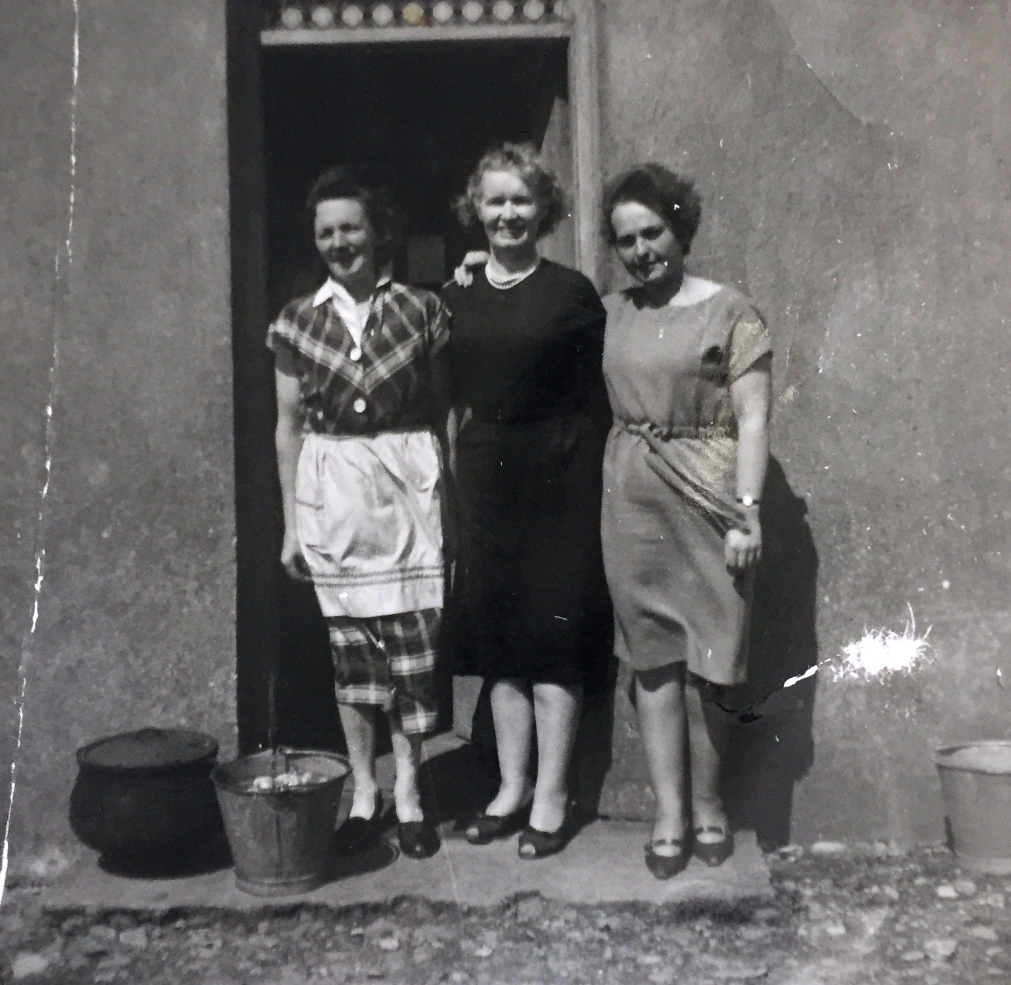 Madge, Aunt Margaret and Claire
About 1958?