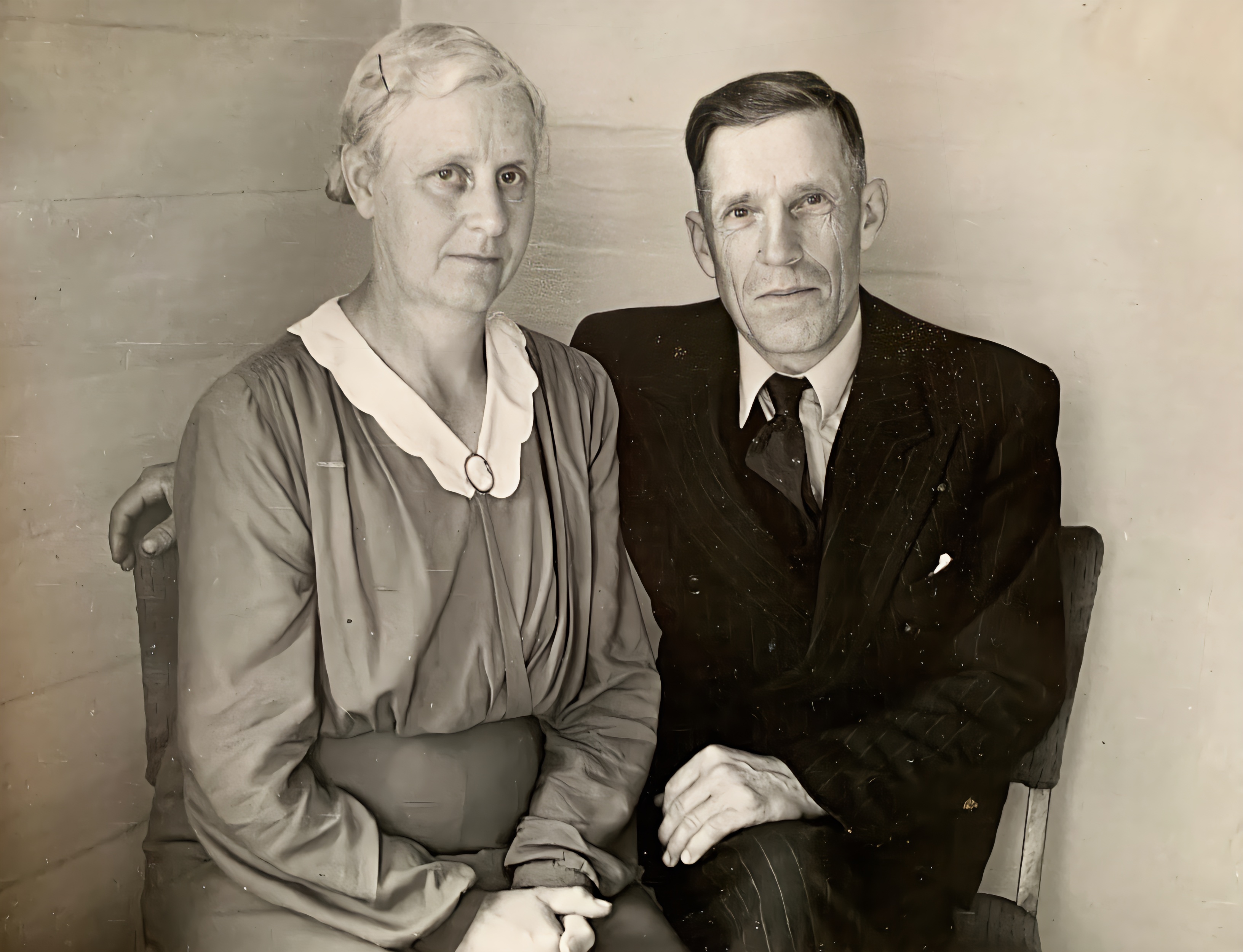 Bestemor (Olava) og bestefar (Tønnes Trøiel Tollaksvik) på Nygård (ukjent dato; 1946-1949?)