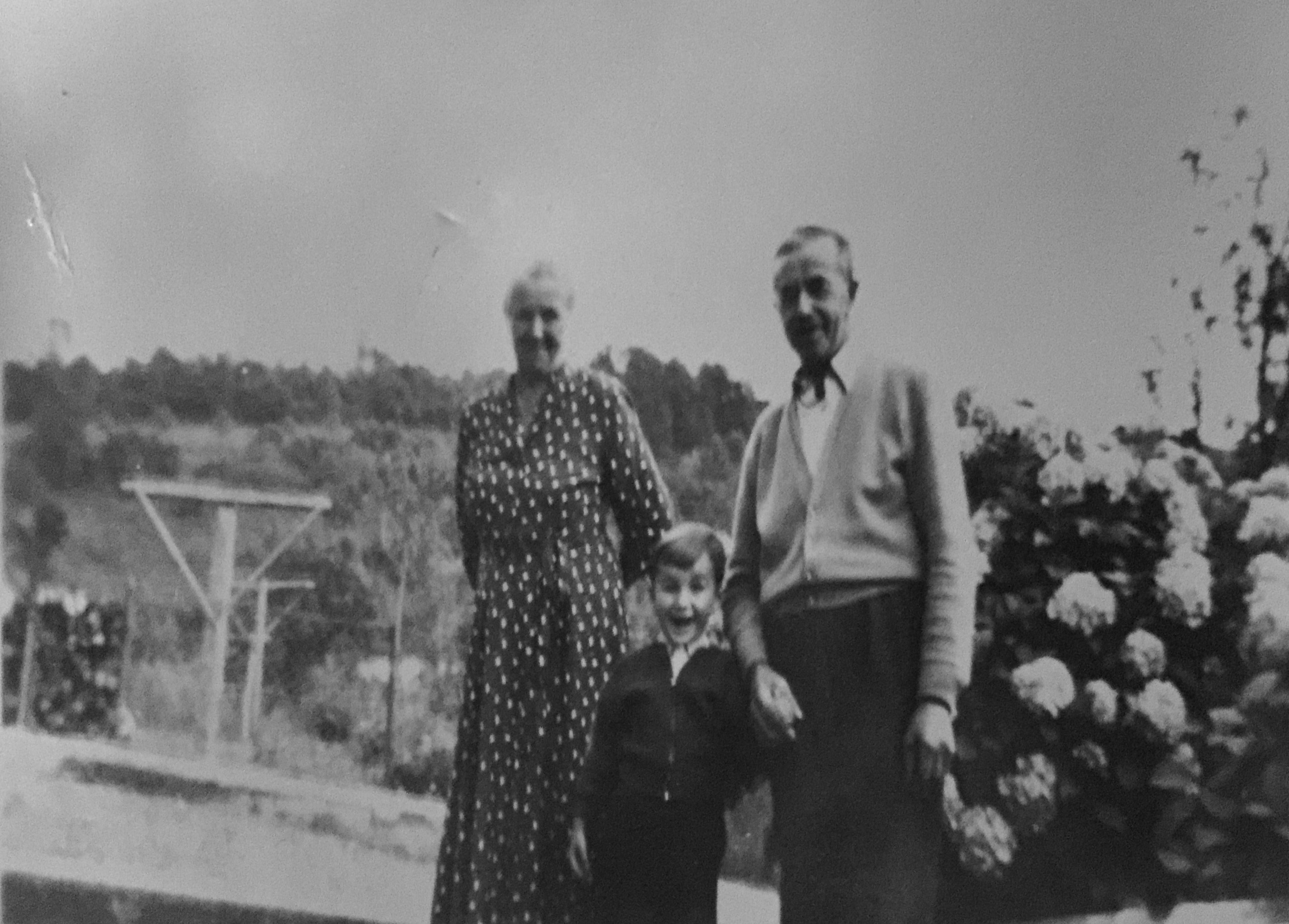 Günther mein Kousin und meine Großeltern 1959 in Niederraden!