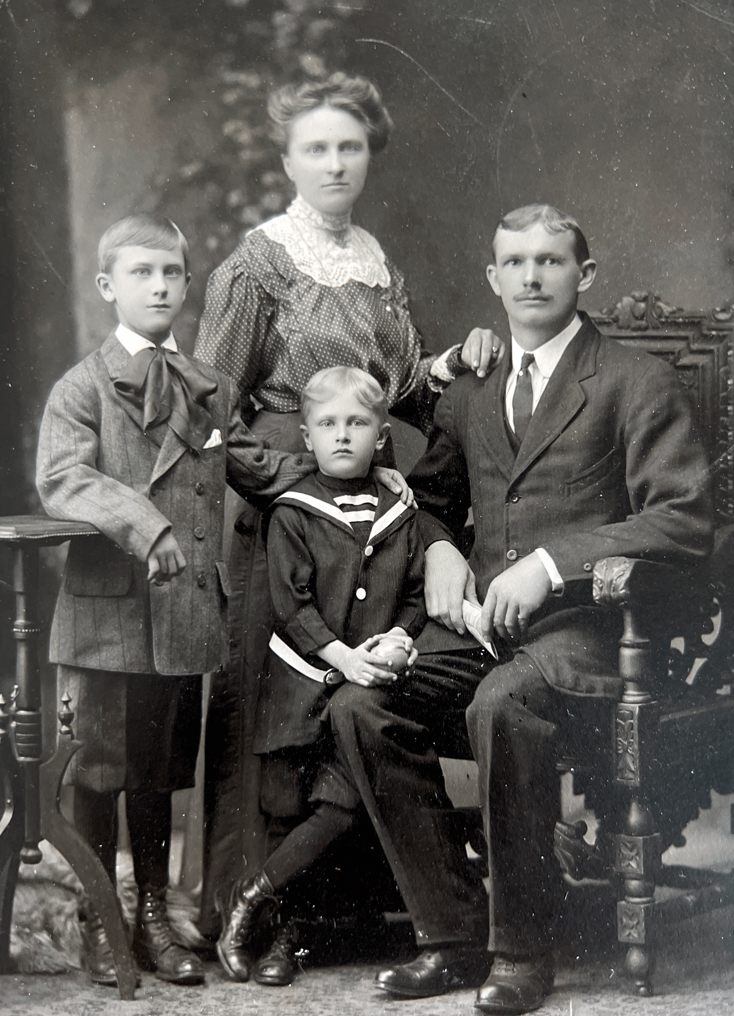 Louise (Svoboda) and Sigmond Mussgnug Sr.,
and their oldest two sons:
Sigmond Joseph, Jr. (1903-1978) and Louis 
Photo taken around 1910 or 1911

Susan Pelcher Prigge’s Maternal Great Grandparents with her Grandfather, Sigmond