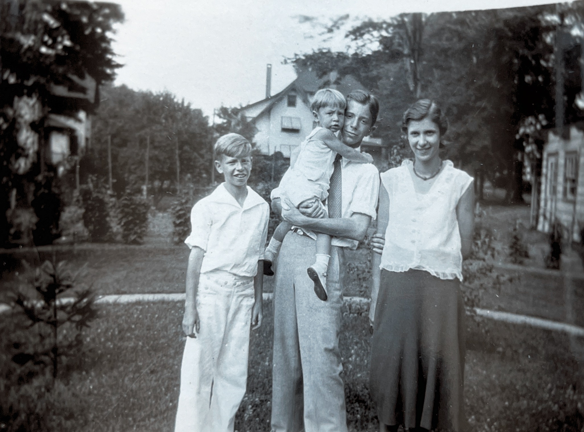 July 4, 1931 
Robert F Neuburger (12), William E Neuburger (2), Charles R Neuburger (18) unknown female (possibly their cousin Helen Calder (age 16)
The Neuburger boys are the sons of Vilma Refalvy