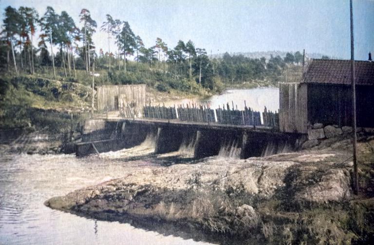 Sponvikdammen(nåledam) ovenfor Mossefossen erstattet i 1886 Krapfoss dammen anlagt 1867. Ble erstattet av nåværende reguleringsdam i 1942.