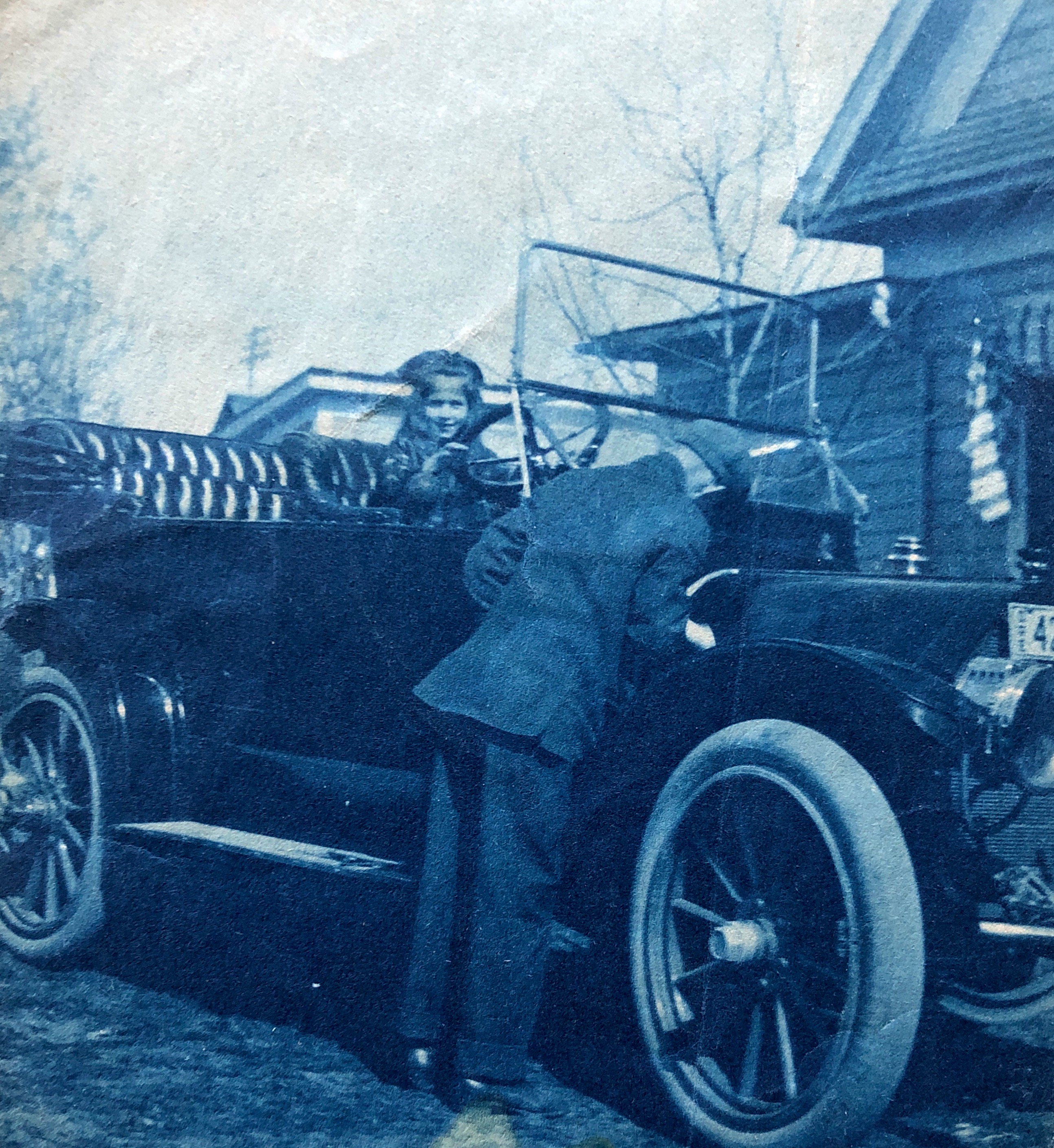 Alberta, hoping to drive. Abt. 1910
Her Dad, Fred, checking the engine. 