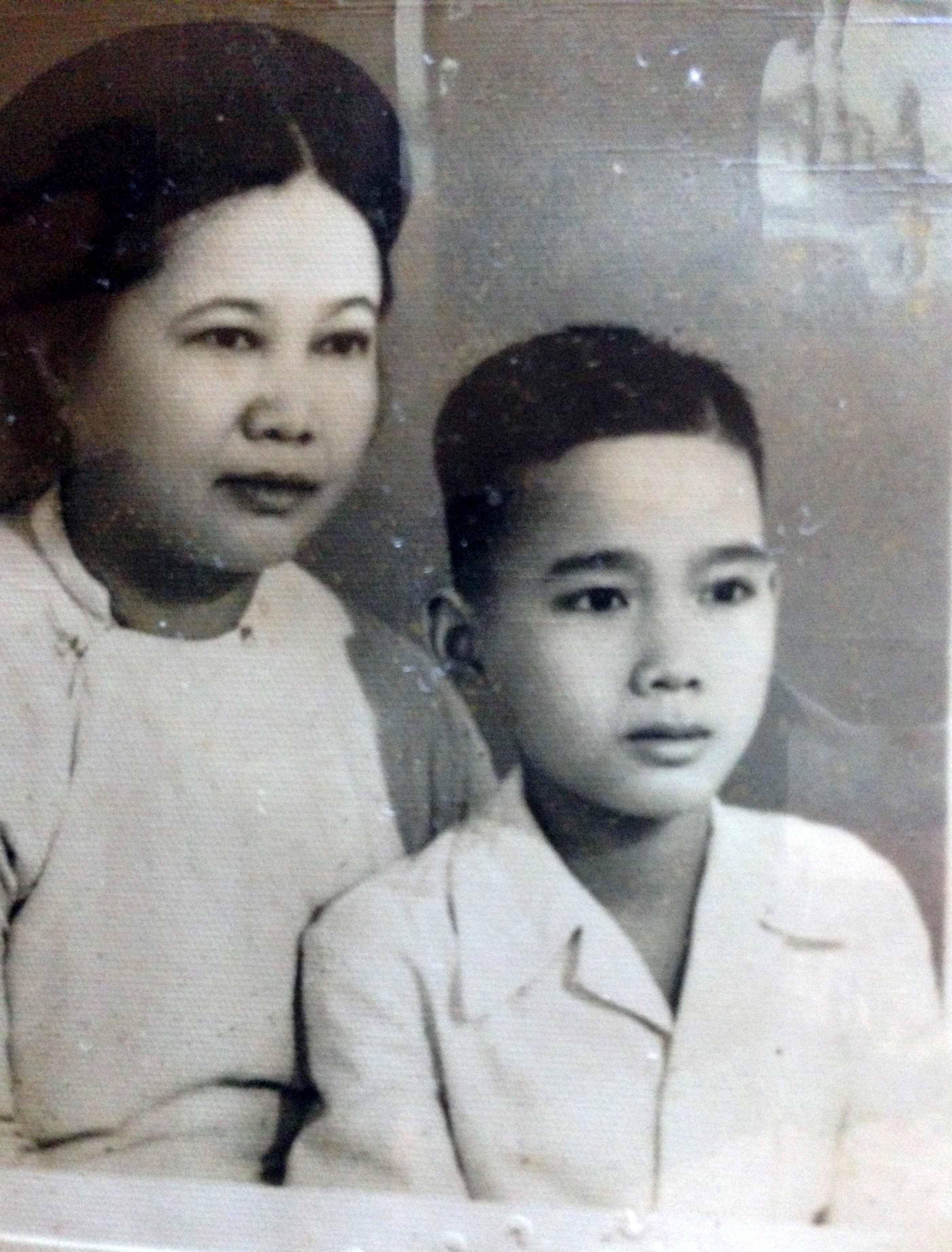 Mẹ và Khoa khi 12 tuổi (1955)

