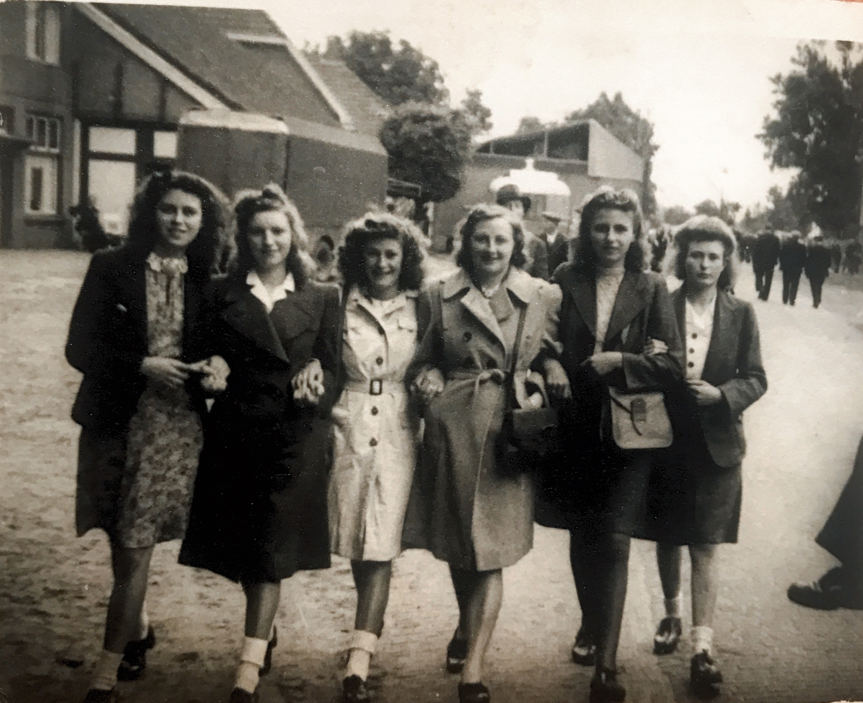 A.Drayer,M.Timmer,E de Groot,J.Dijkema,J.Tjarks,H.Pots. Roldermarkt 8 sept. 1946
