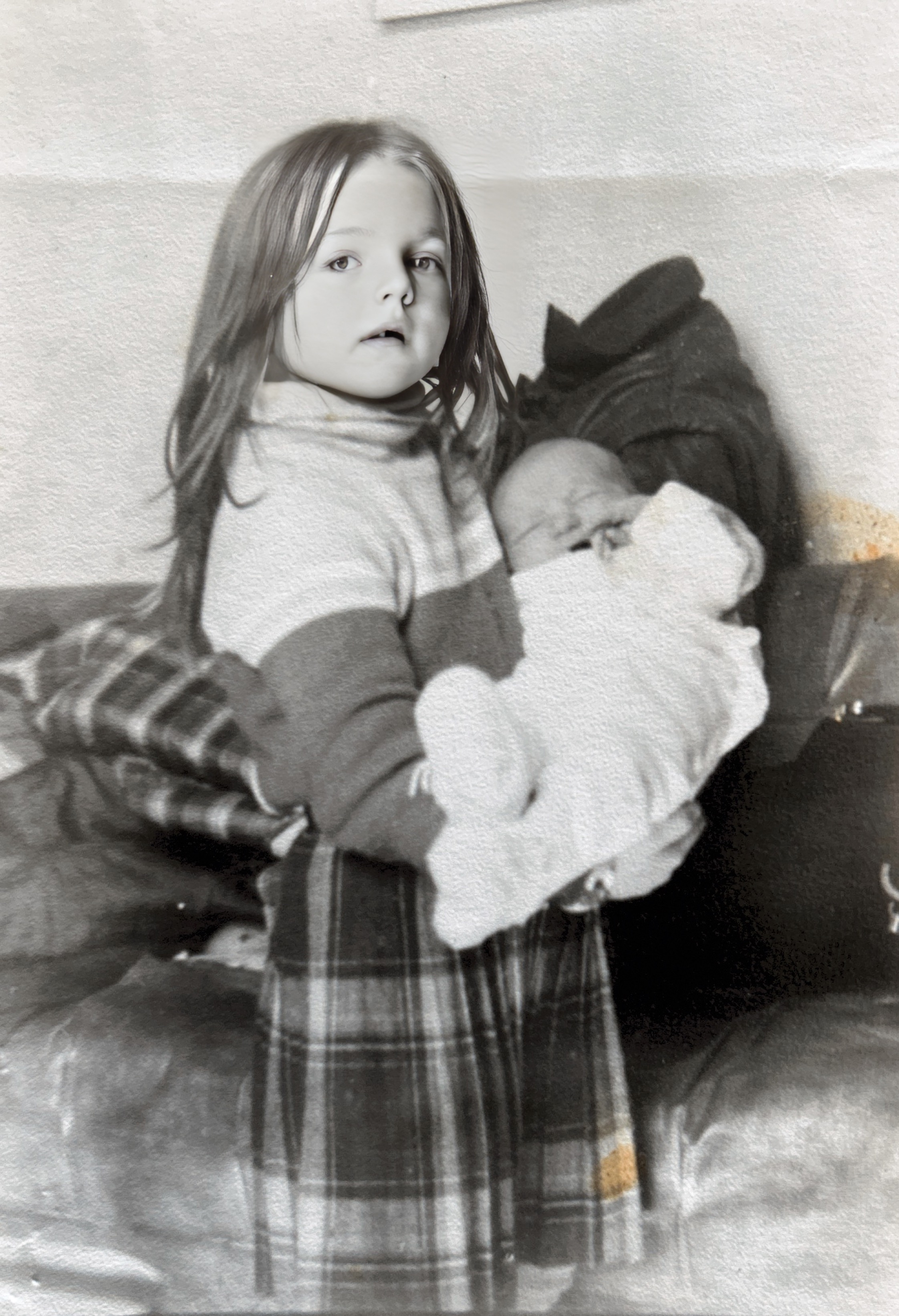 Pau con su hermanita en brazos. Año 1982-83.