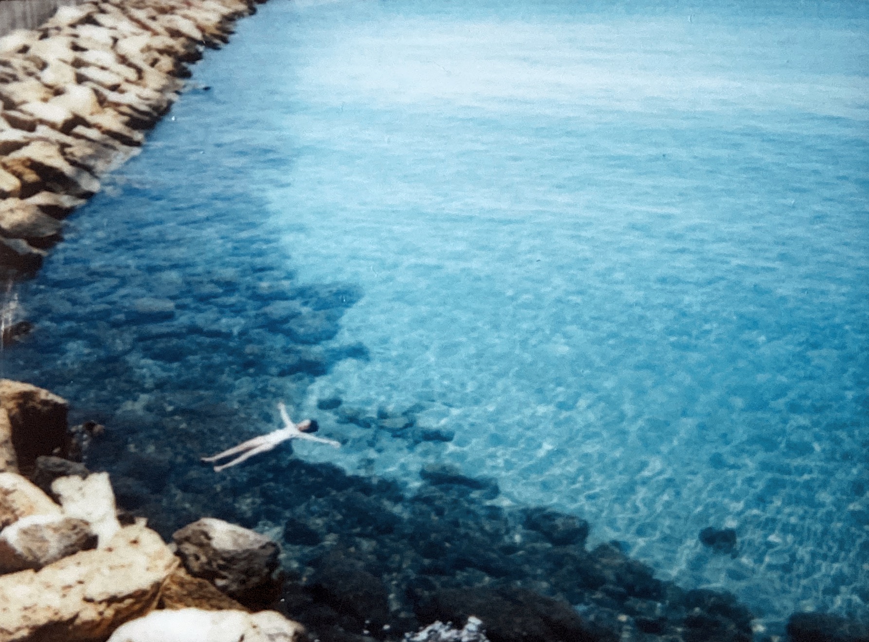 Shake it like a polaroid picture. This is my favourite instant pic that I’ve taken. I love the sea. The woman floating on her back was modelling for someone else but I got a sneaky little pic! The blue of that sea is magical. Javea/Xabia, Spain (August 2018) Taken with an Instax mini 70 on Fujifilm • View from @calabandida restaurant • Converted from analogue to digital using @photomyne app •