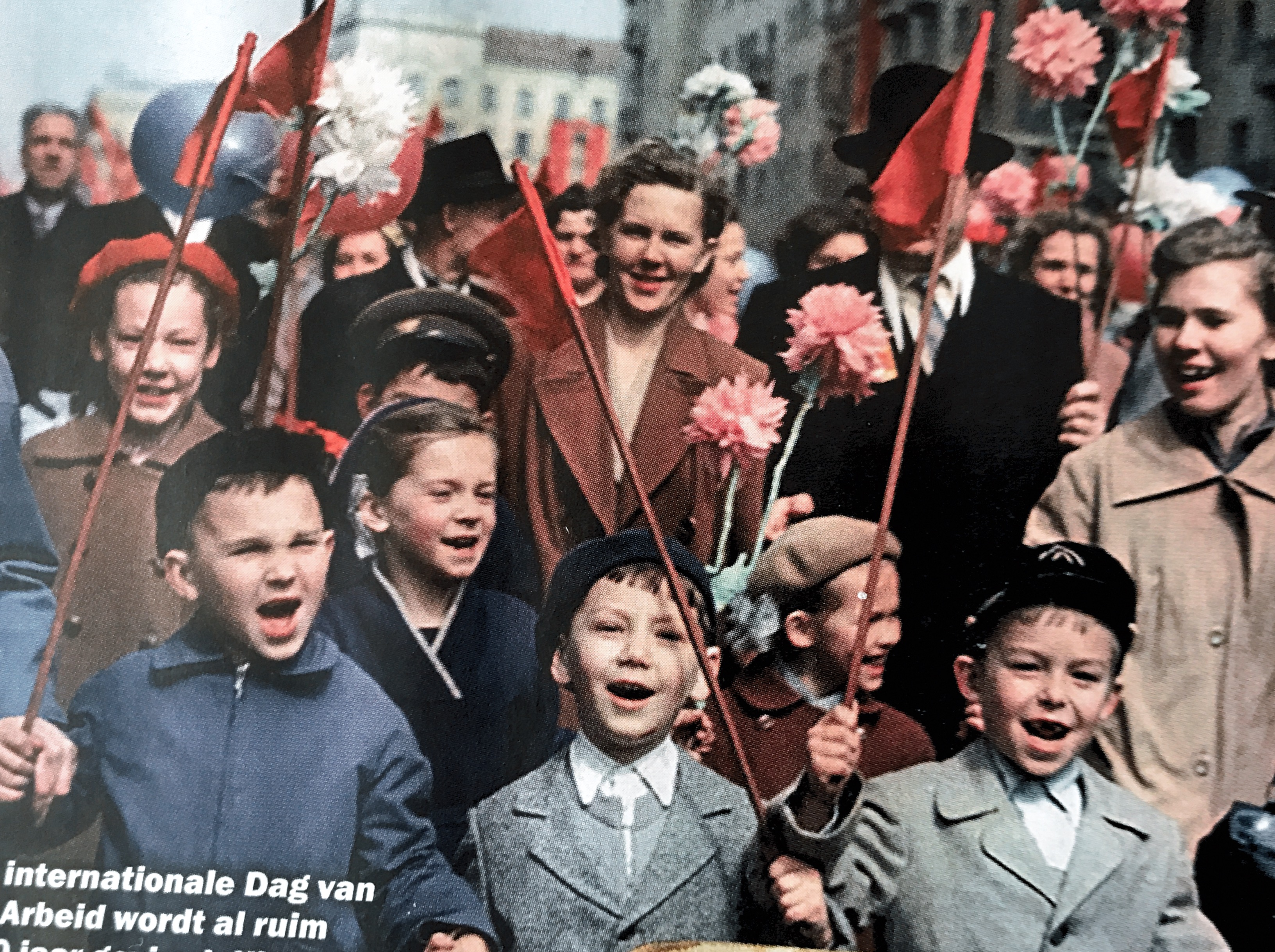 De 1 mei viering 1960 in Moskou. De jongen links is ongeveer 8 jaar. Foto stond in Historia. Die jongen lijkt wel heel erg op ……