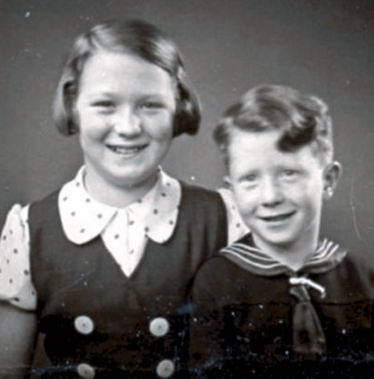 Min mor og hendes bror ca 1934