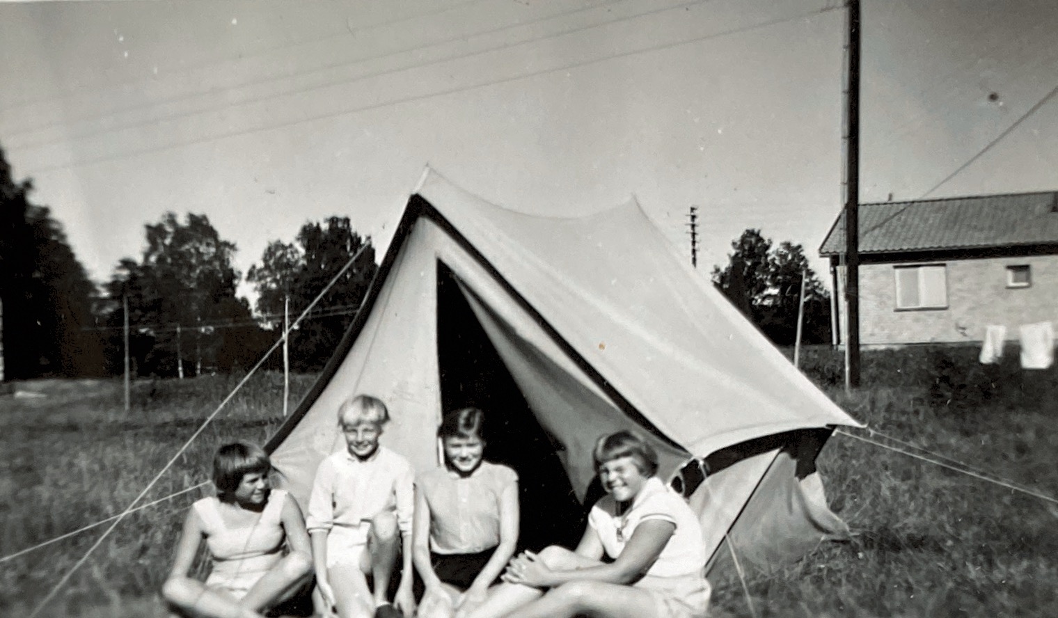 Irene, Eva, Birgitta och Marianne här tältar vi på hemmaplan ca 1958