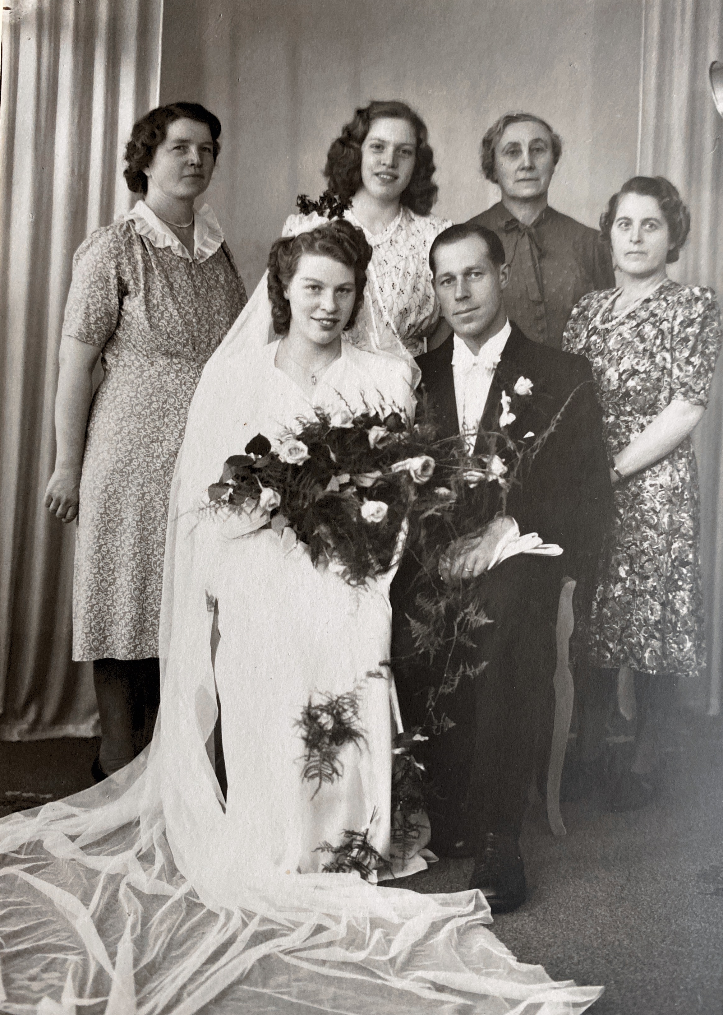 Annie och Oscars bröllop 1944 i Lekaryds kyrka med Irma ( Annies mor) och fastrar Ines och iIngeborg