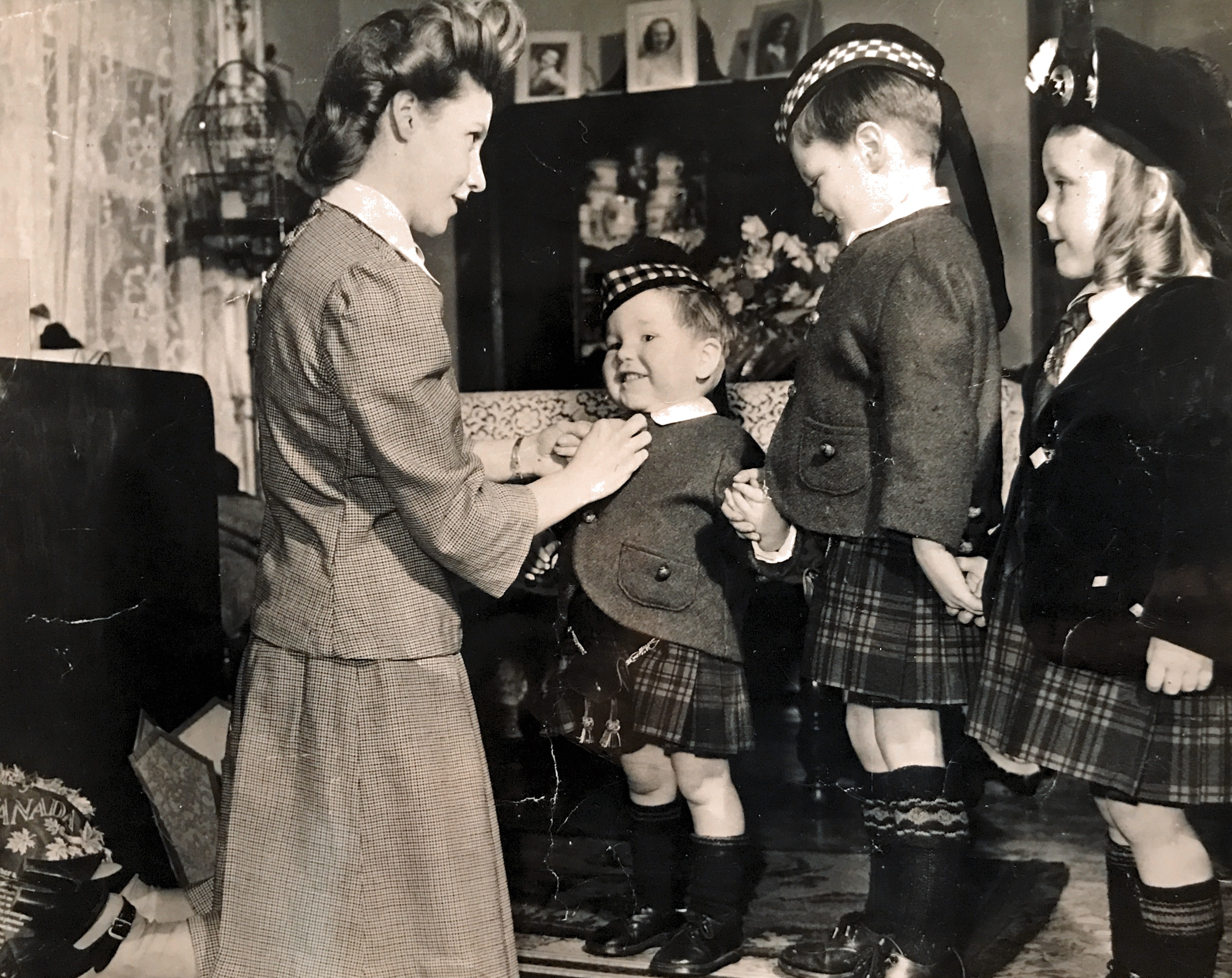 Violet (Lyell/Hervey) Tharp arriving in the USA with her children: Norman Reston Hervey, Francis Robert “Frank” Hervey, and Sandra Eileen (Hervey/Witczak) Francis.
Taken April 1947.